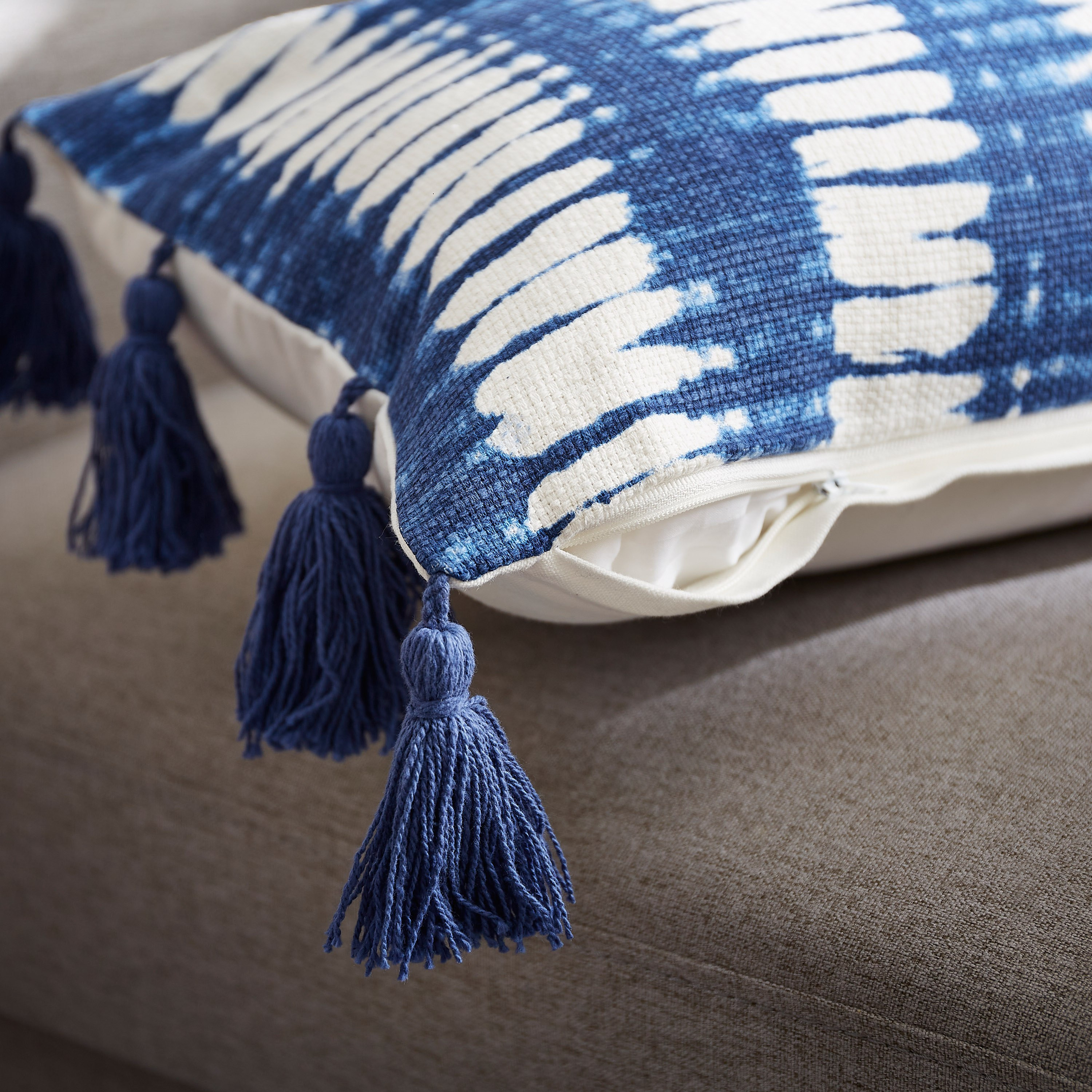وسادة محشوة بطبعات تاي داي جافن - 30x50 سم-hbxlivingroom-furnishings-cushionsandcovers-filledcushions-image-3