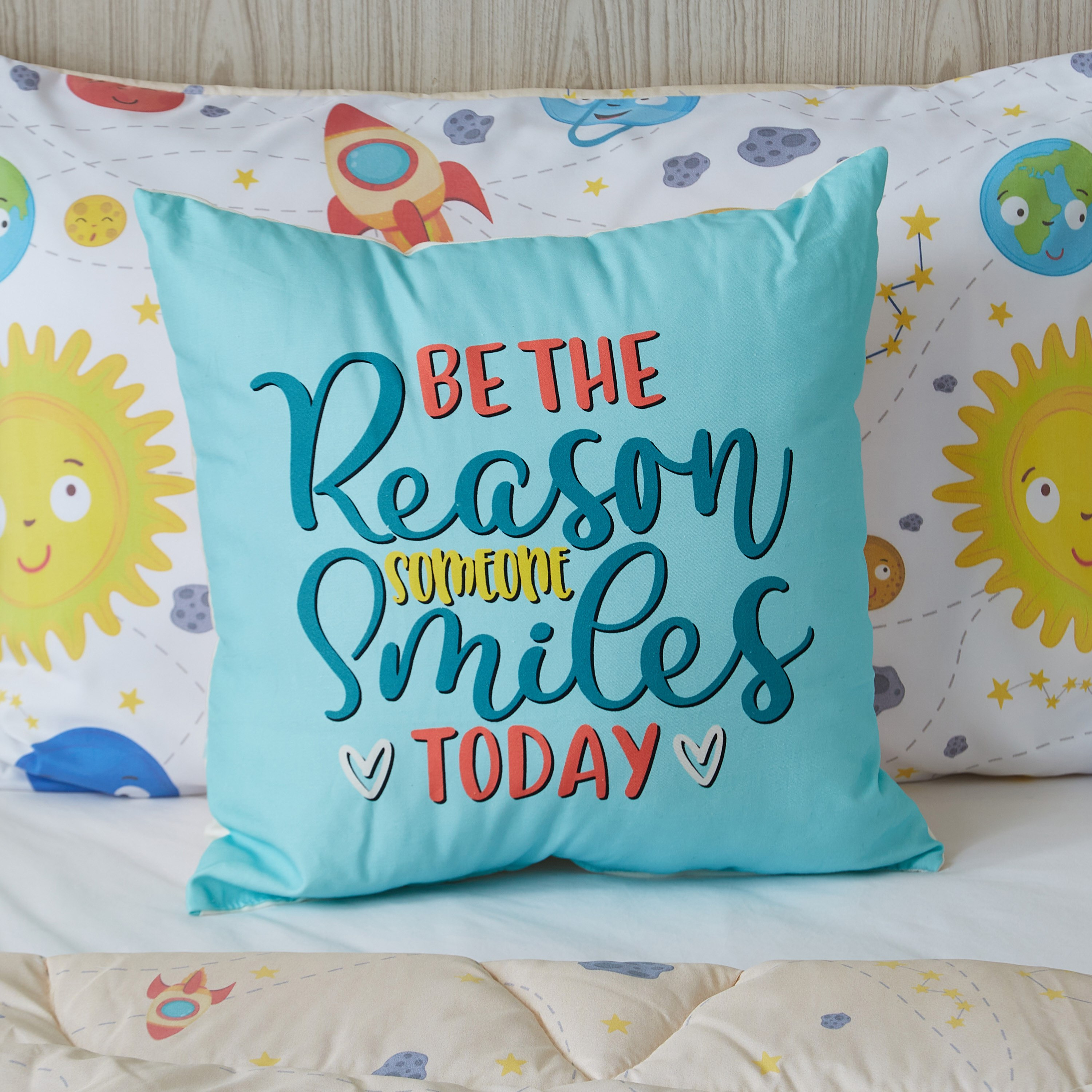 وسادة محشوة بطبعات ابتسامة رقمية من فيتريس- 40x40 سم-hbxhomeware-hbxkidsandyouth-image-1