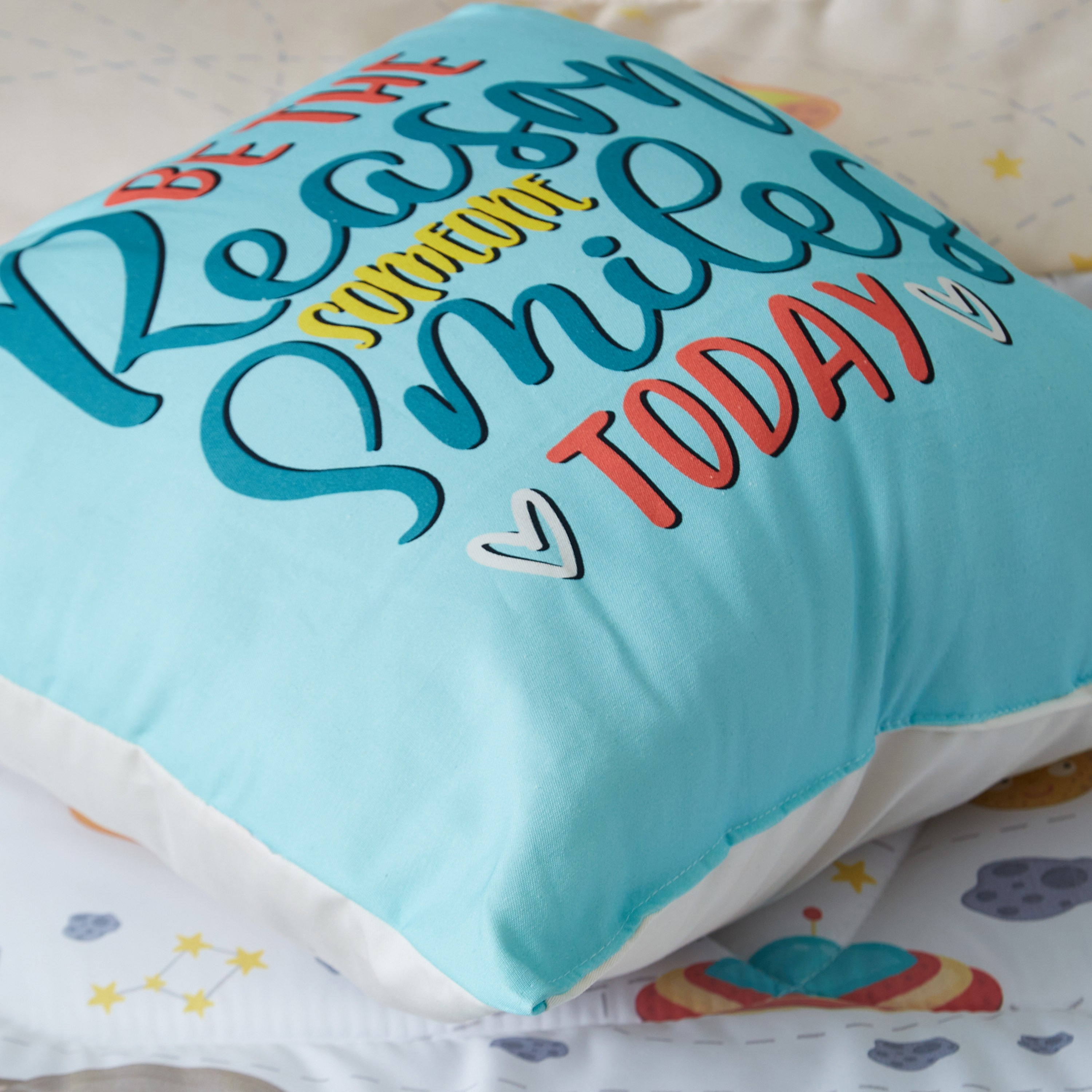 وسادة محشوة بطبعات ابتسامة رقمية من فيتريس- 40x40 سم-hbxhomeware-hbxkidsandyouth-image-2