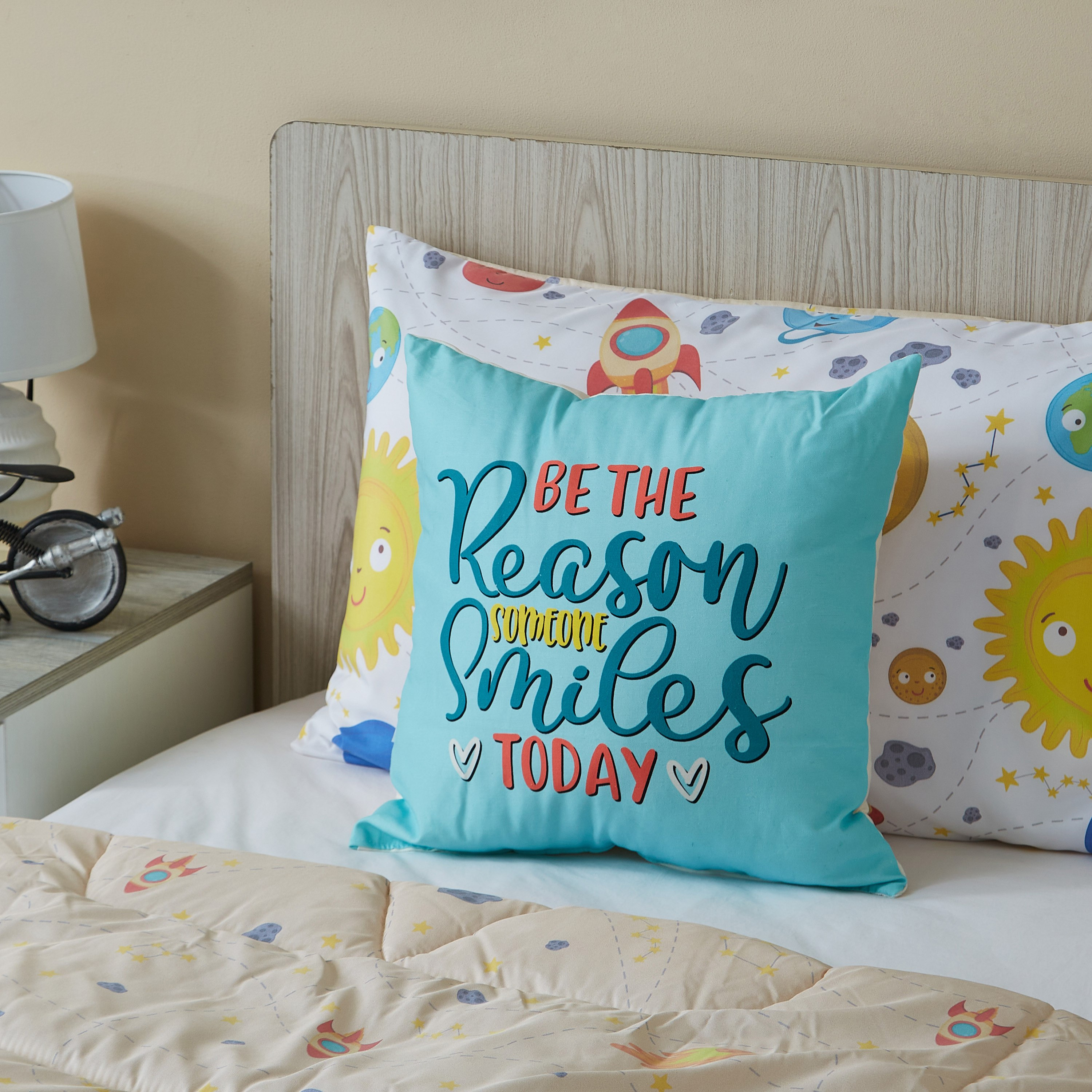 وسادة محشوة بطبعات ابتسامة رقمية من فيتريس- 40x40 سم-hbxhomeware-hbxkidsandyouth-image-3