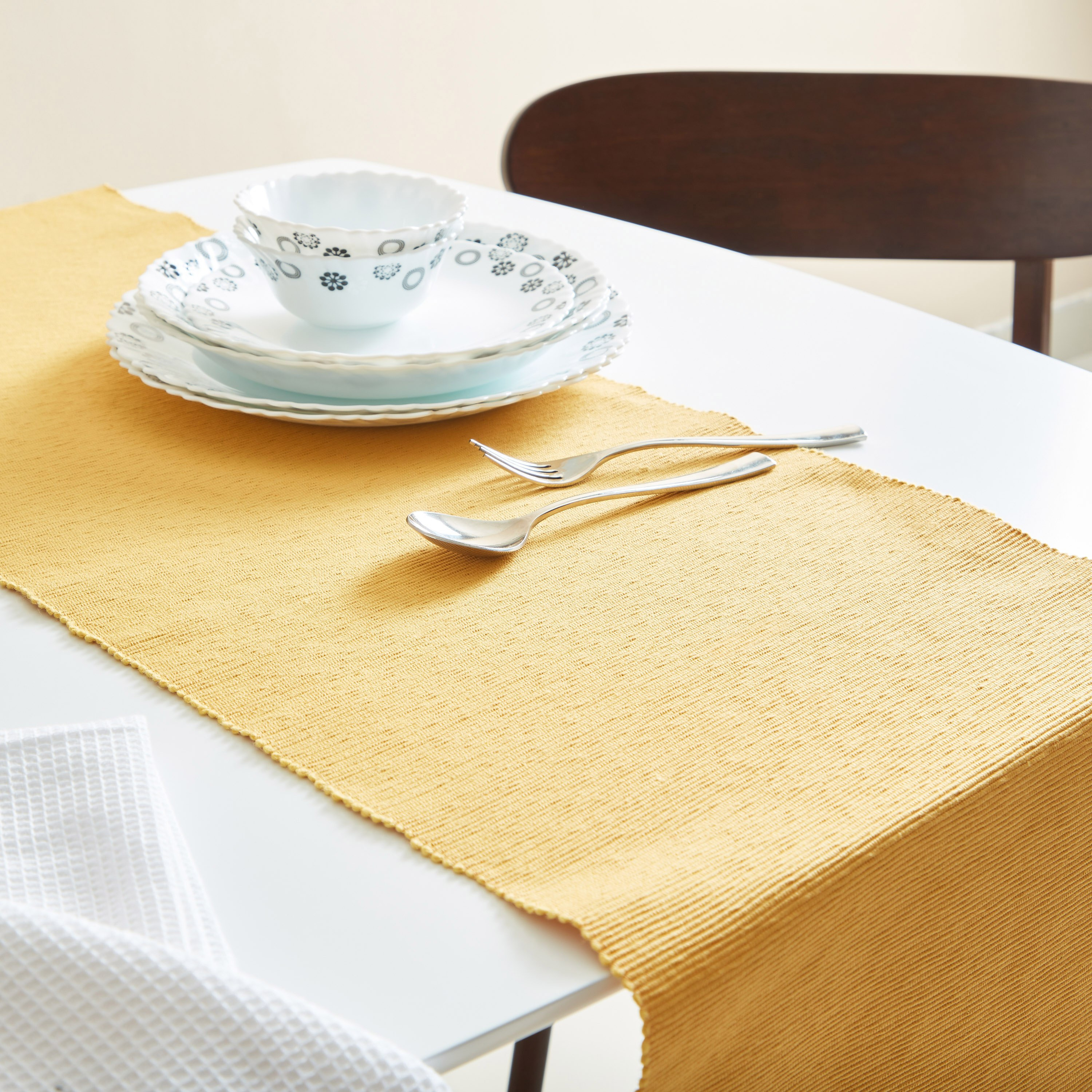 مفرش مضلّع من أتلانتا - 33x120 سم-hbxdecorandfurnishings-homefurnishings-tablelinens-image-1