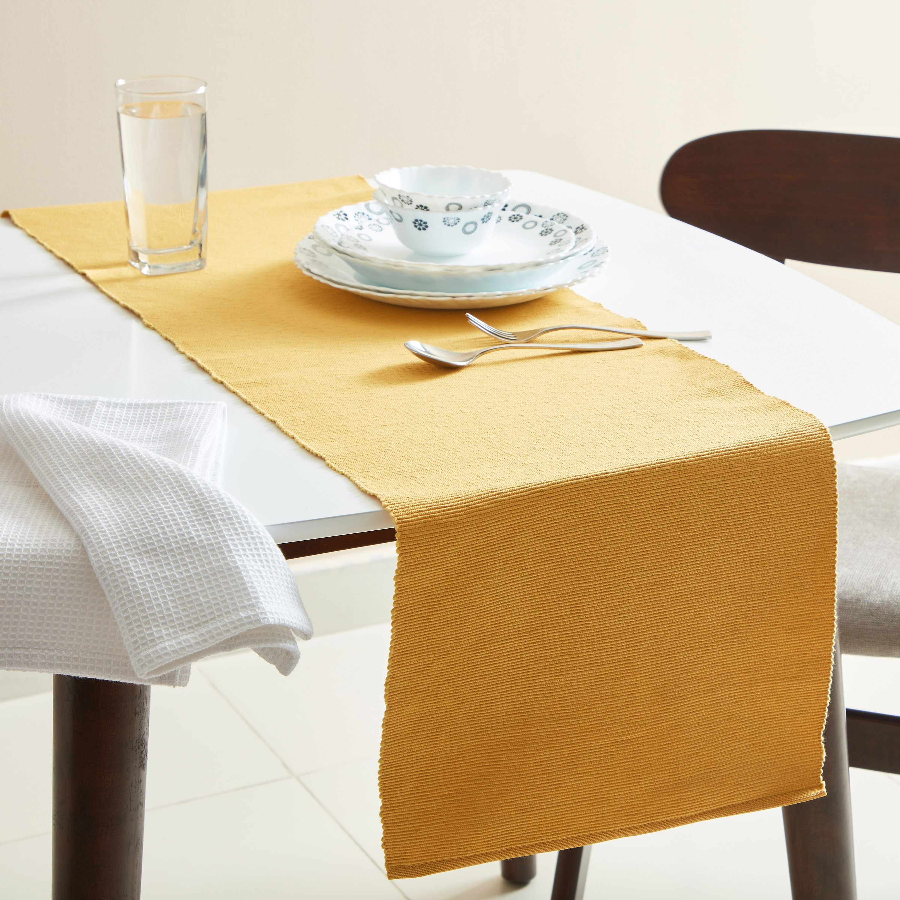 مفرش مضلّع من أتلانتا - 33x180 سم-hbxdecorandfurnishings-homefurnishings-tablelinens-image-1