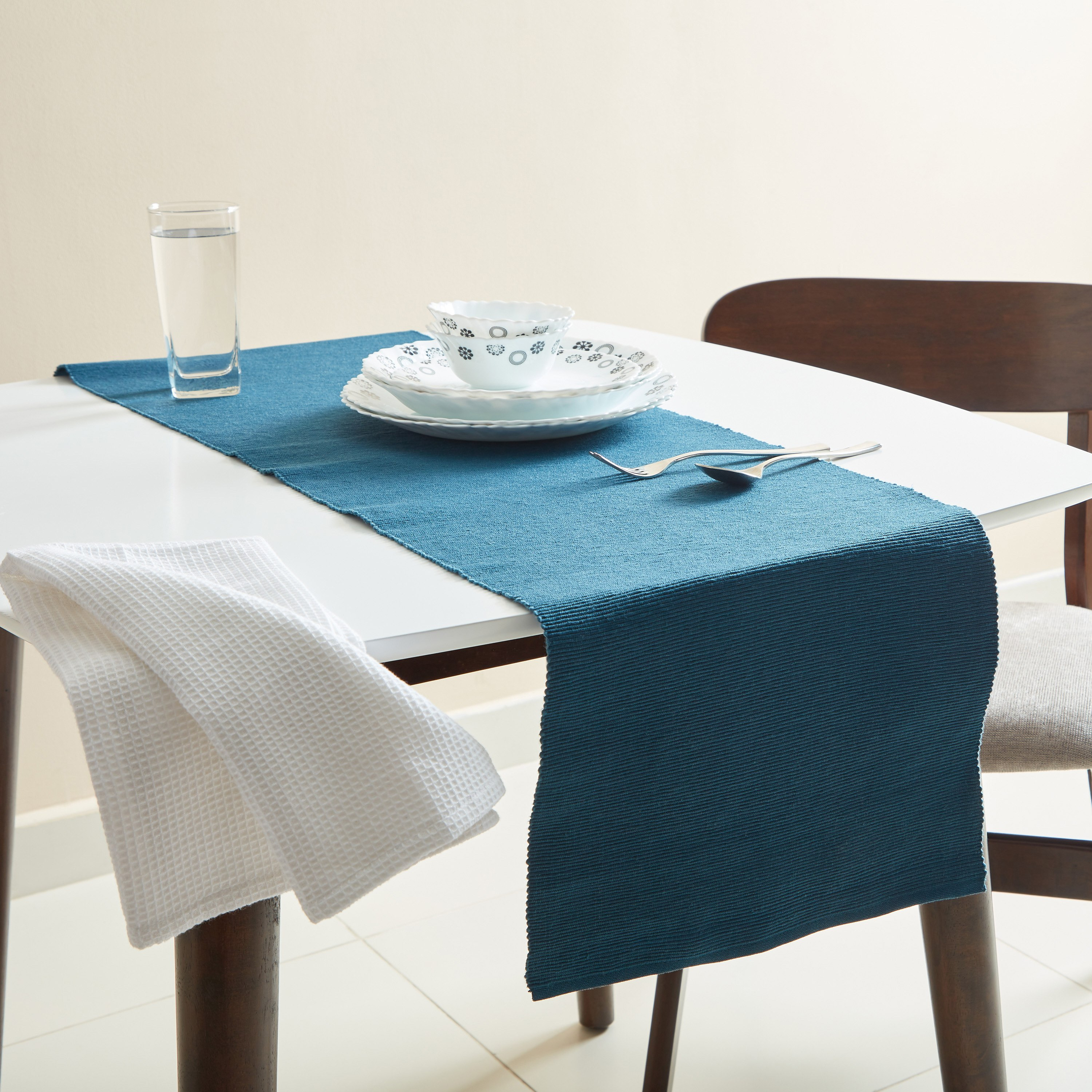 مفرش مضلّع من أتلانتا - 33x120 سم-hbxdecorandfurnishings-homefurnishings-tablelinens-image-1