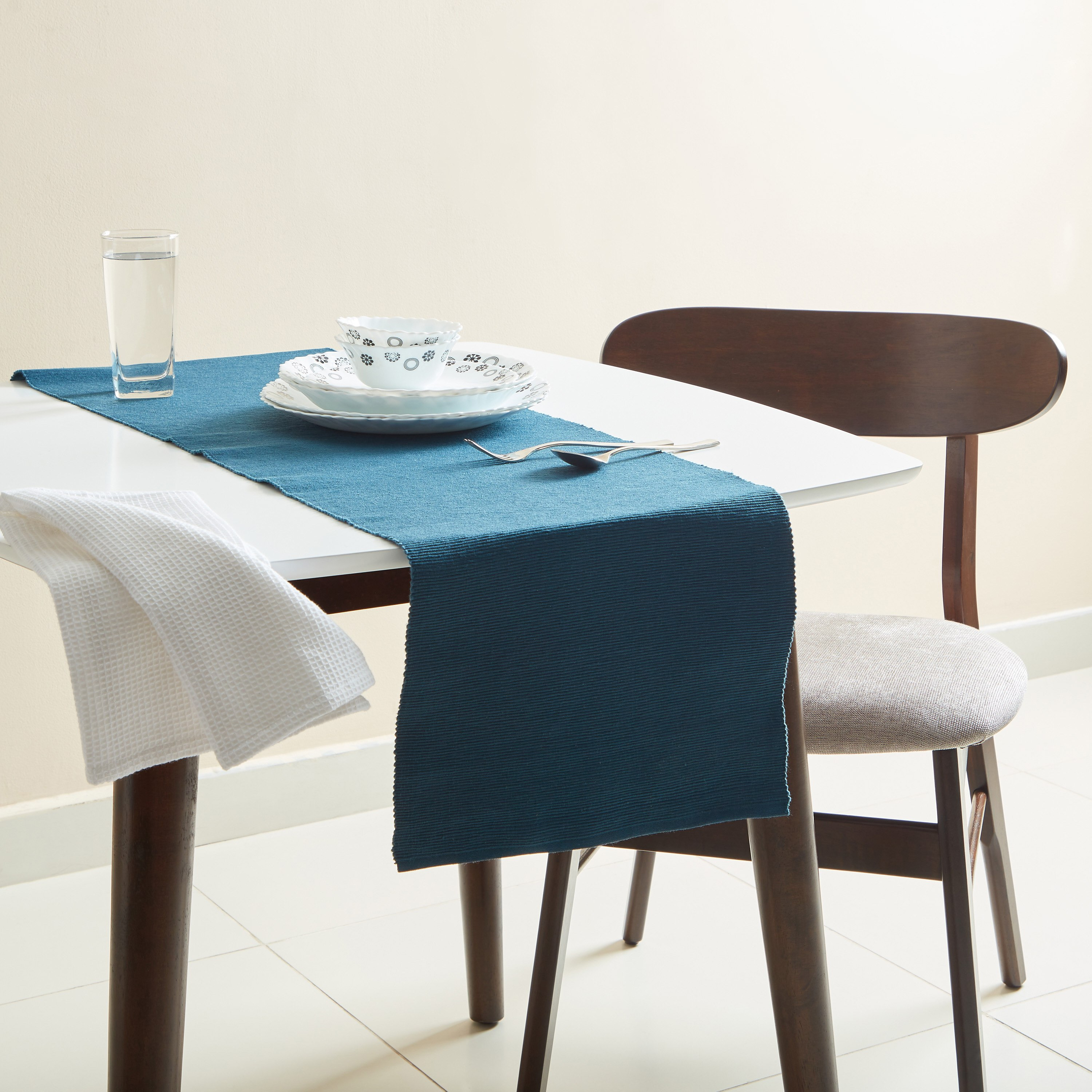 مفرش مضلّع من أتلانتا - 33x180 سم-hbxdecorandfurnishings-homefurnishings-tablelinens-image-4