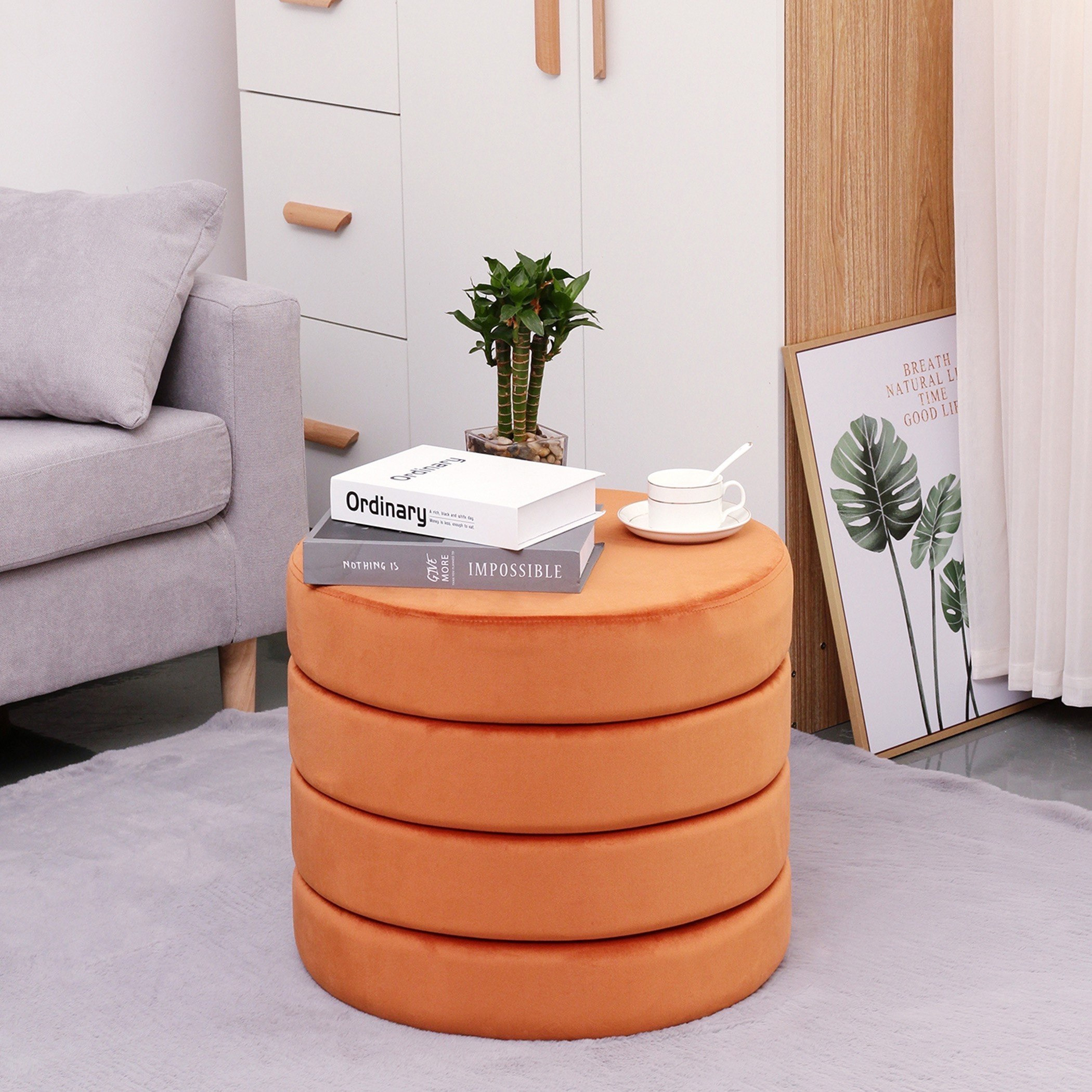مسند قدم مخملي من جوديث-hbxlivingroom-sofasandarmchairs-ottomansandfootstools-image-1