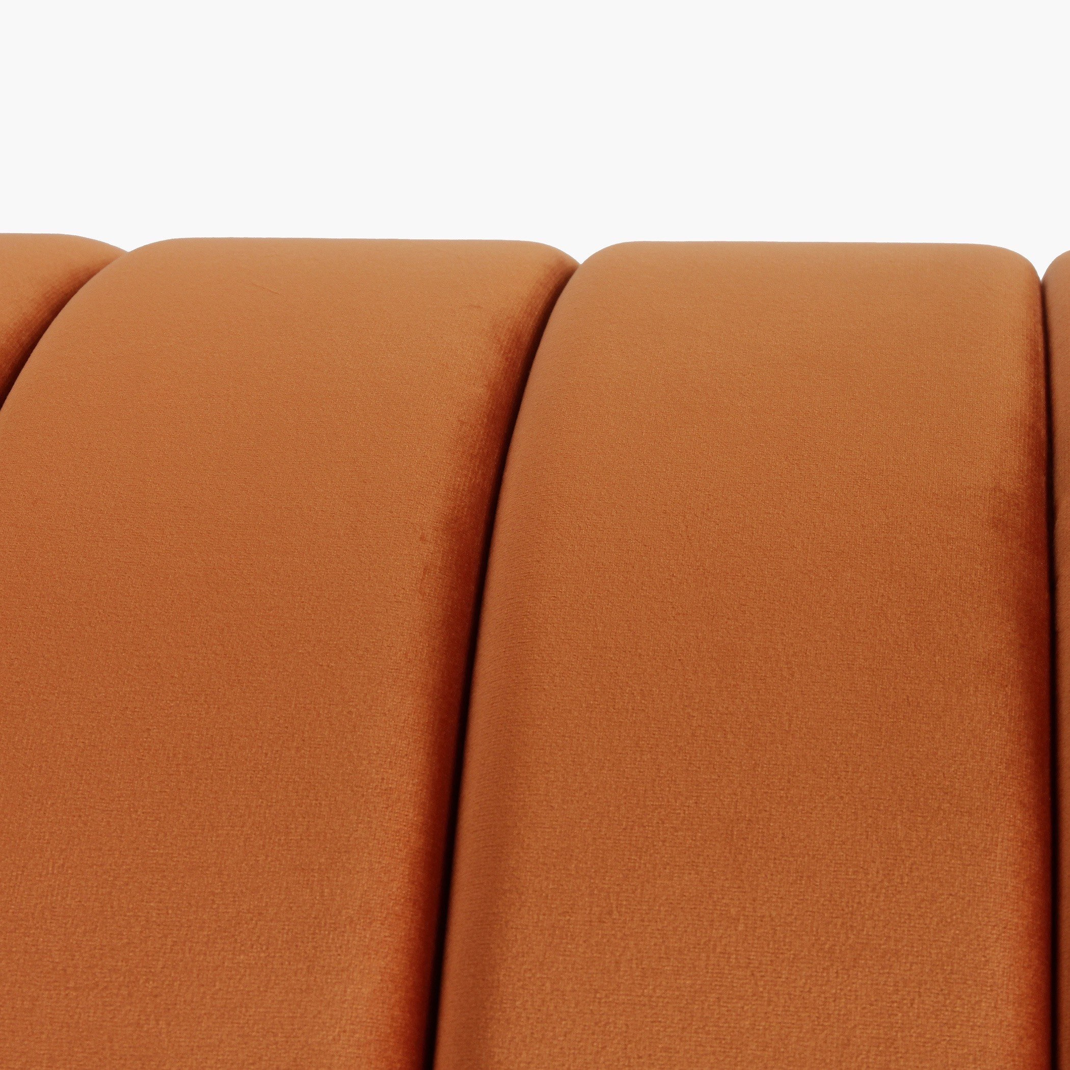 مسند قدم مخملي من جوديث-hbxlivingroom-sofasandarmchairs-ottomansandfootstools-image-4