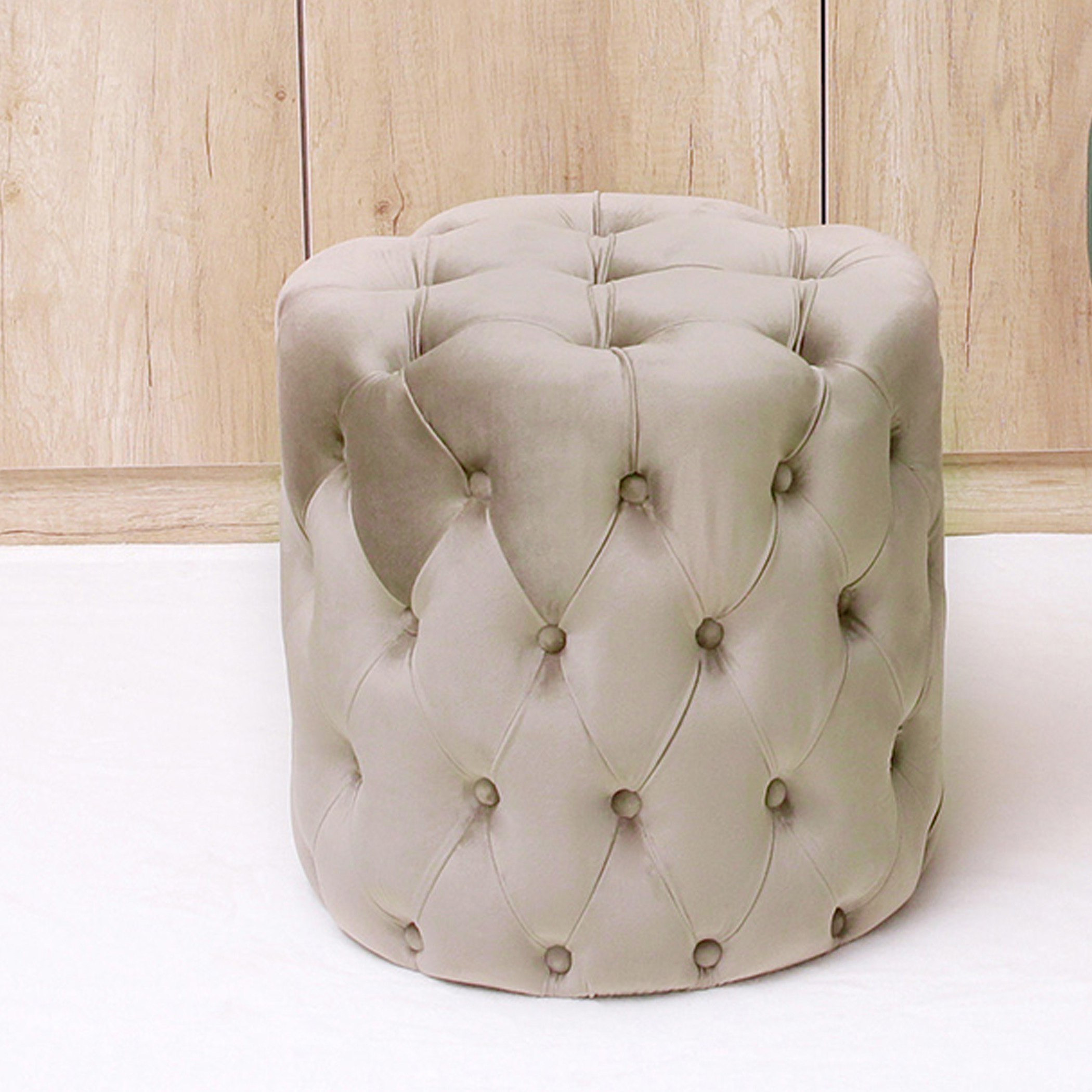 مسند قدم مخملي صغير من جيوفي-hbxlivingroom-sofasandarmchairs-ottomansandfootstools-image-1