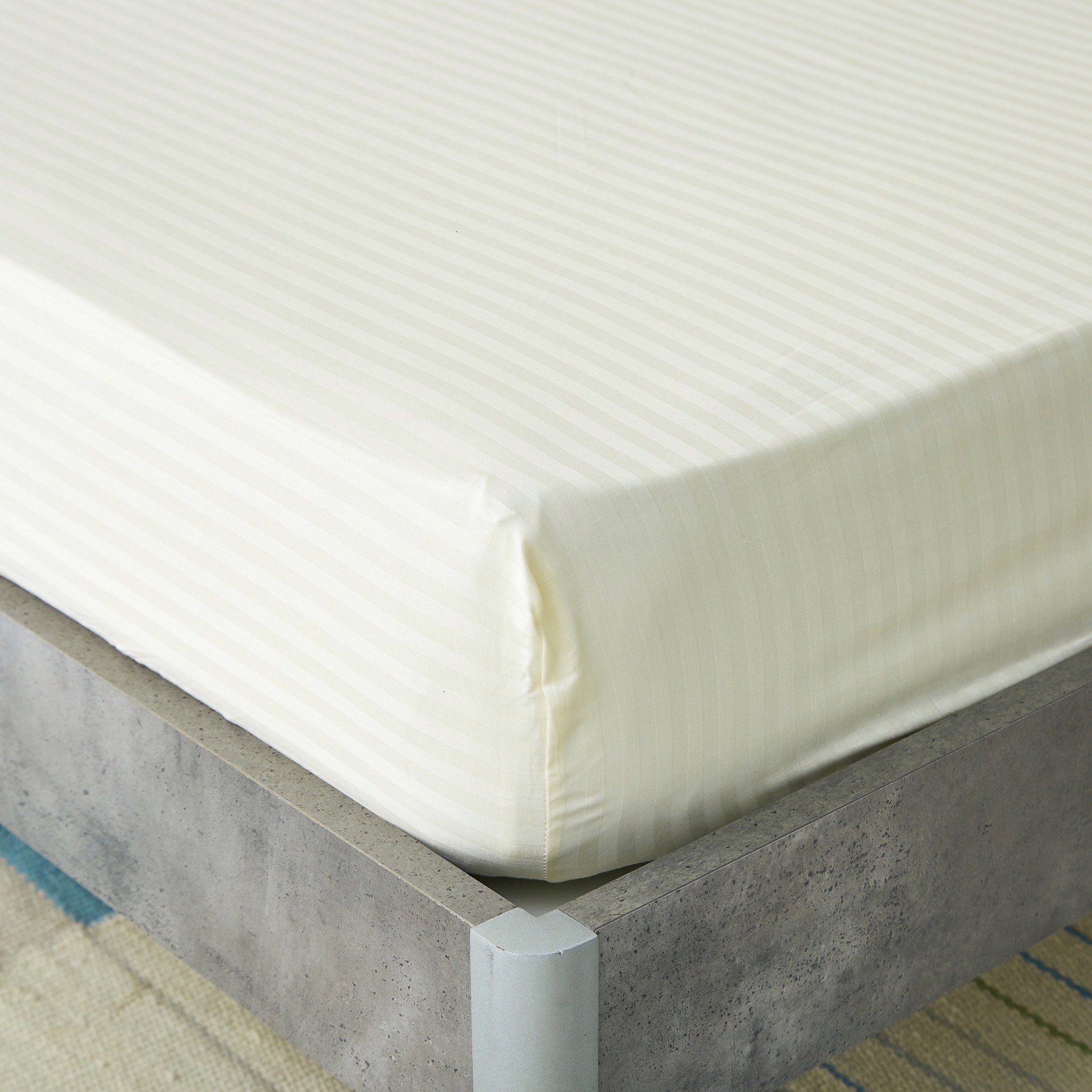 شرشف مطّاطي ساتن مزدوج ومخطّط من هاميلتون - 120x200+33 سم-hbxhomeware-hbxbedroom-image-3