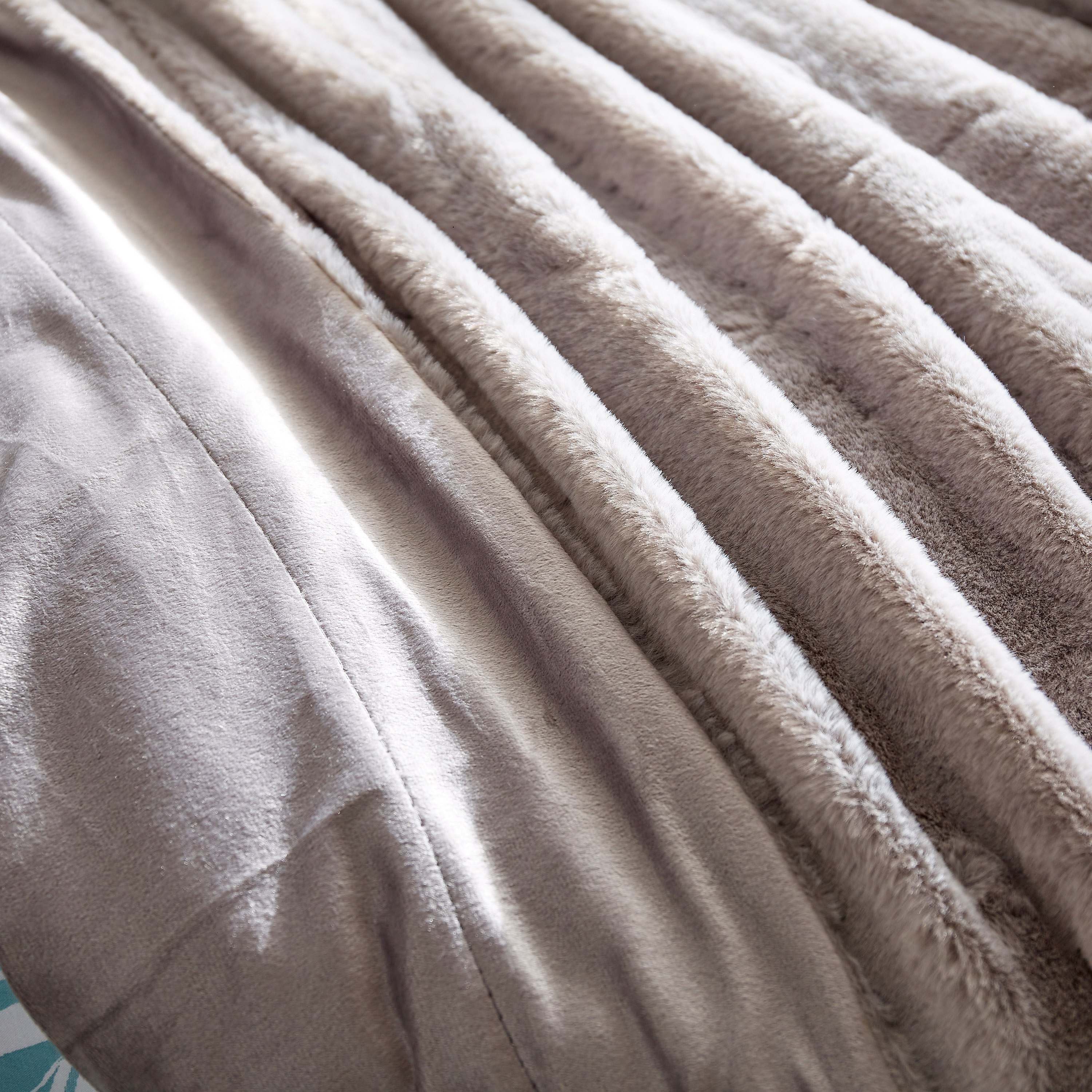 بطانية مزدوجة فرو أرنب اصطناعي من إيلا - 150x220 سم-hbxhomeware-hbxbedroom-image-3