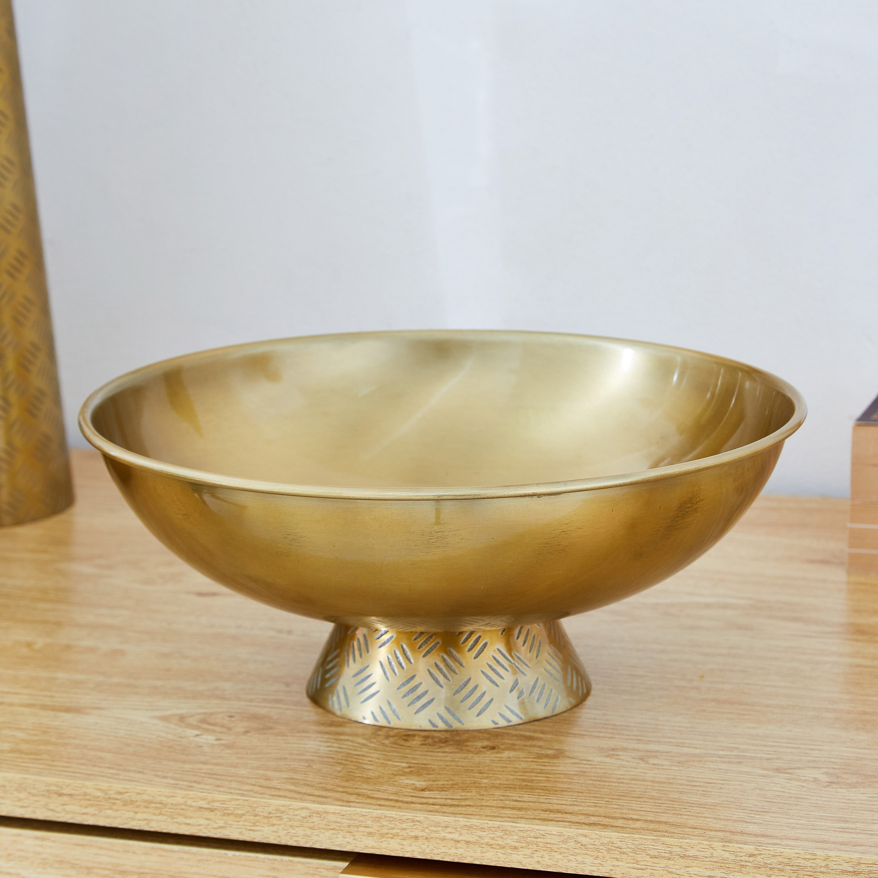 وعاء معدني كبير بحامل من إنارا - 25.5x25.5x11.5 سم-hbxdecorandfurnishings-homeaccessories-bowls-image-1