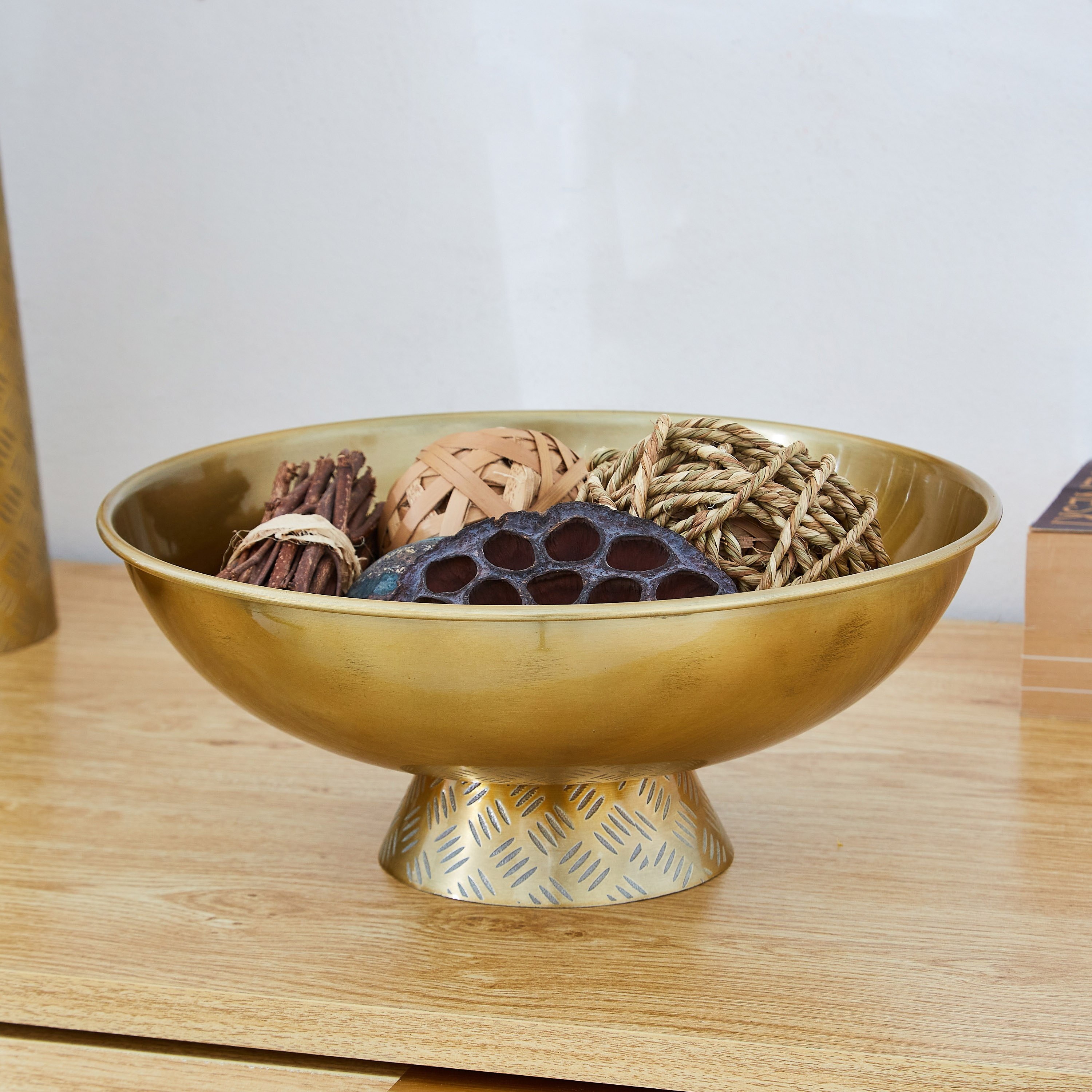 وعاء معدني كبير بحامل من إنارا - 25.5x25.5x11.5 سم-hbxdecorandfurnishings-homeaccessories-bowls-image-2