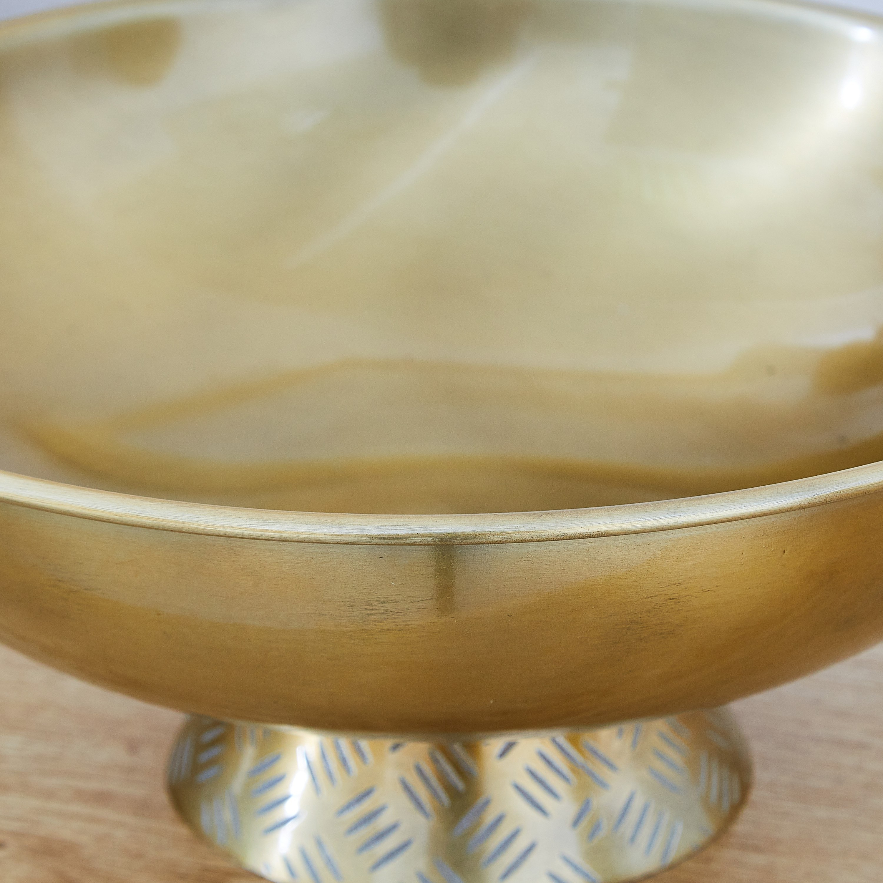 وعاء معدني كبير بحامل من إنارا - 25.5x25.5x11.5 سم-hbxdecorandfurnishings-homeaccessories-bowls-image-3
