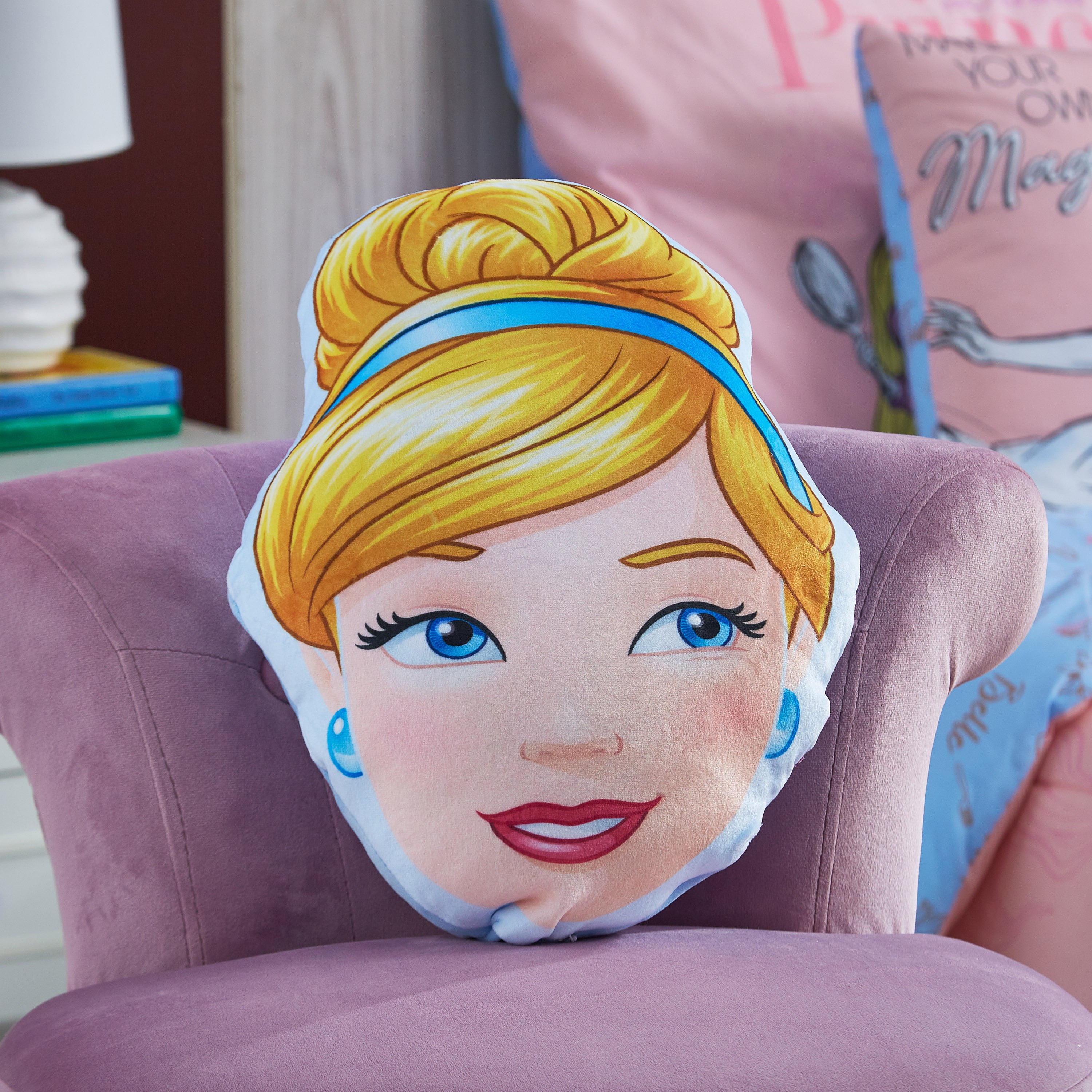 وسادة محشوة بتصميم برنسيس أند فريندز وإضاءة أل إي دي-hbxhomeware-hbxkidsandyouth-image-1