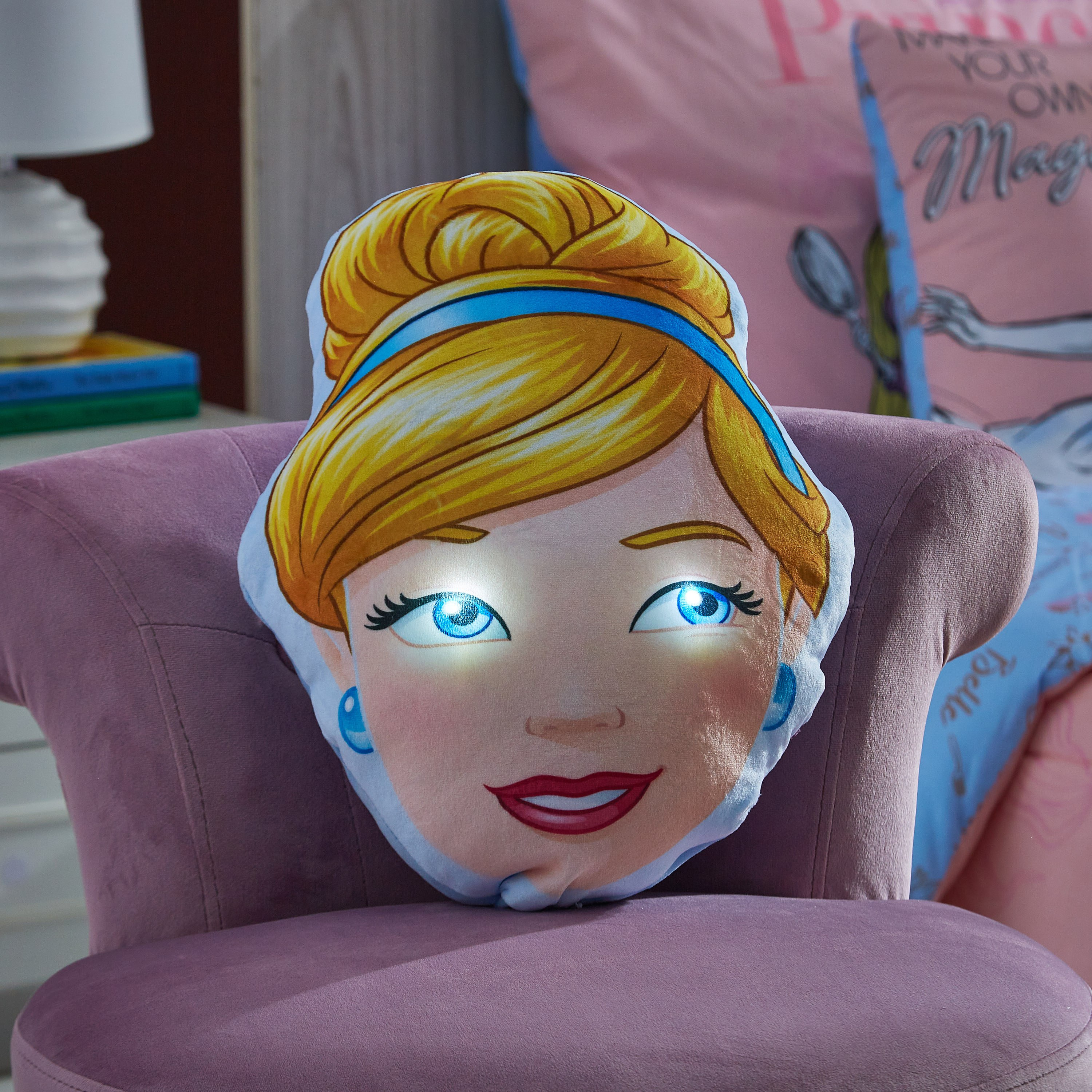 وسادة محشوة بتصميم برنسيس أند فريندز وإضاءة أل إي دي-hbxhomeware-hbxkidsandyouth-image-2