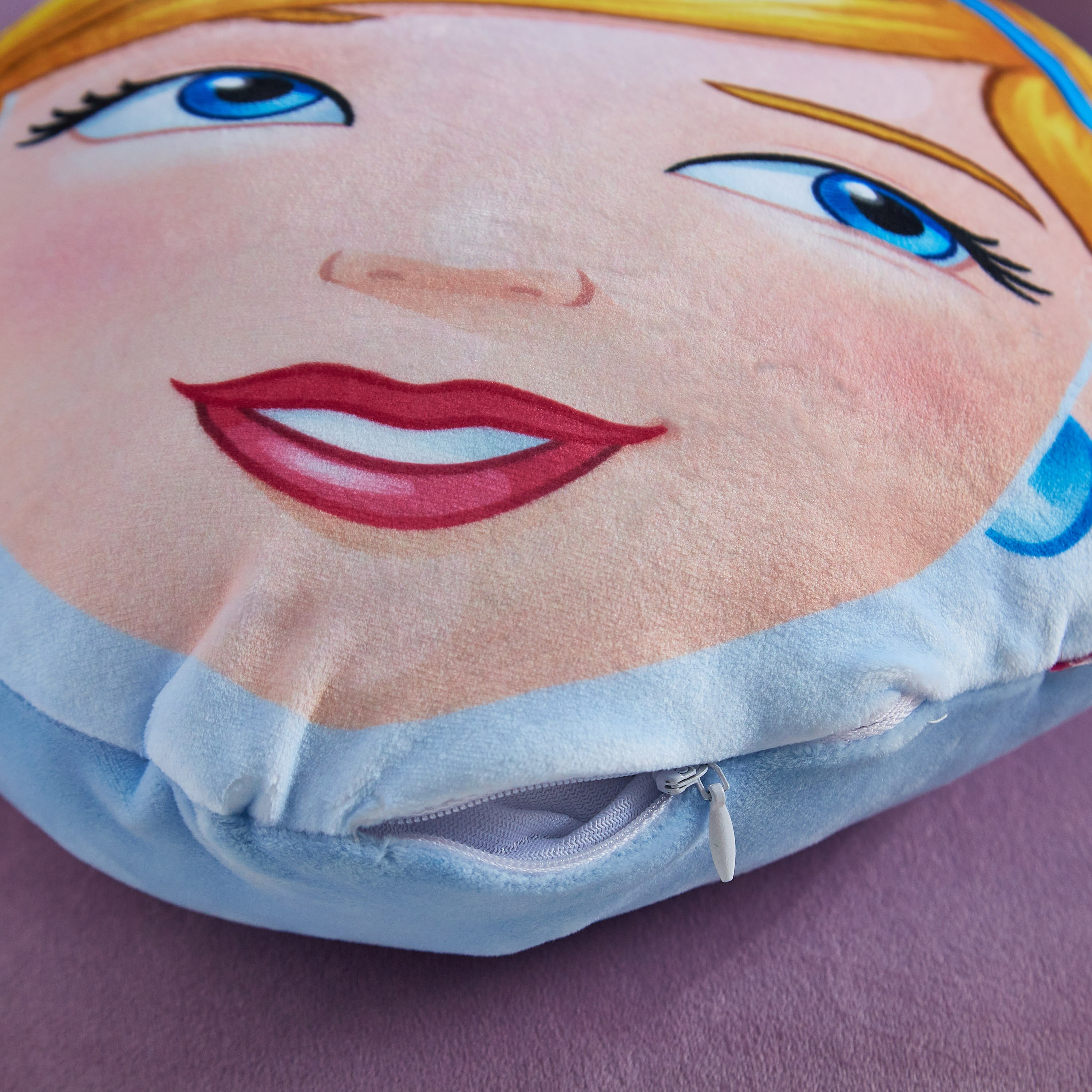 وسادة محشوة بتصميم برنسيس أند فريندز وإضاءة أل إي دي-hbxhomeware-hbxkidsandyouth-image-3