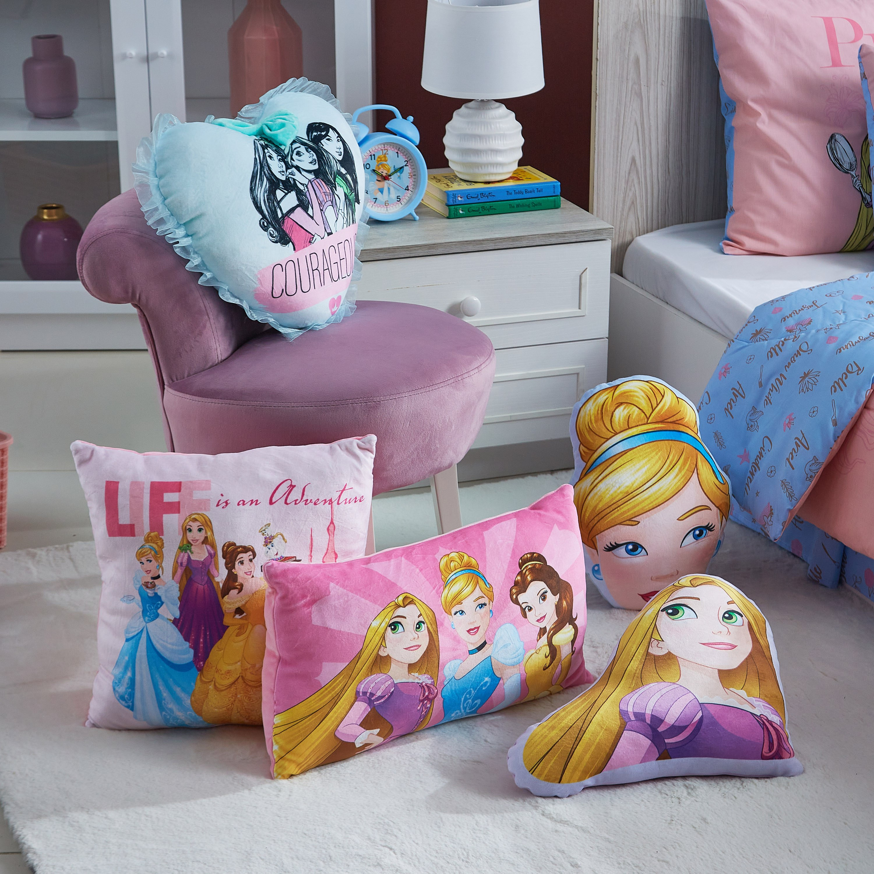 وسادة محشوة بتصميم برنسيس أند فريندز وإضاءة أل إي دي-hbxhomeware-hbxkidsandyouth-image-4