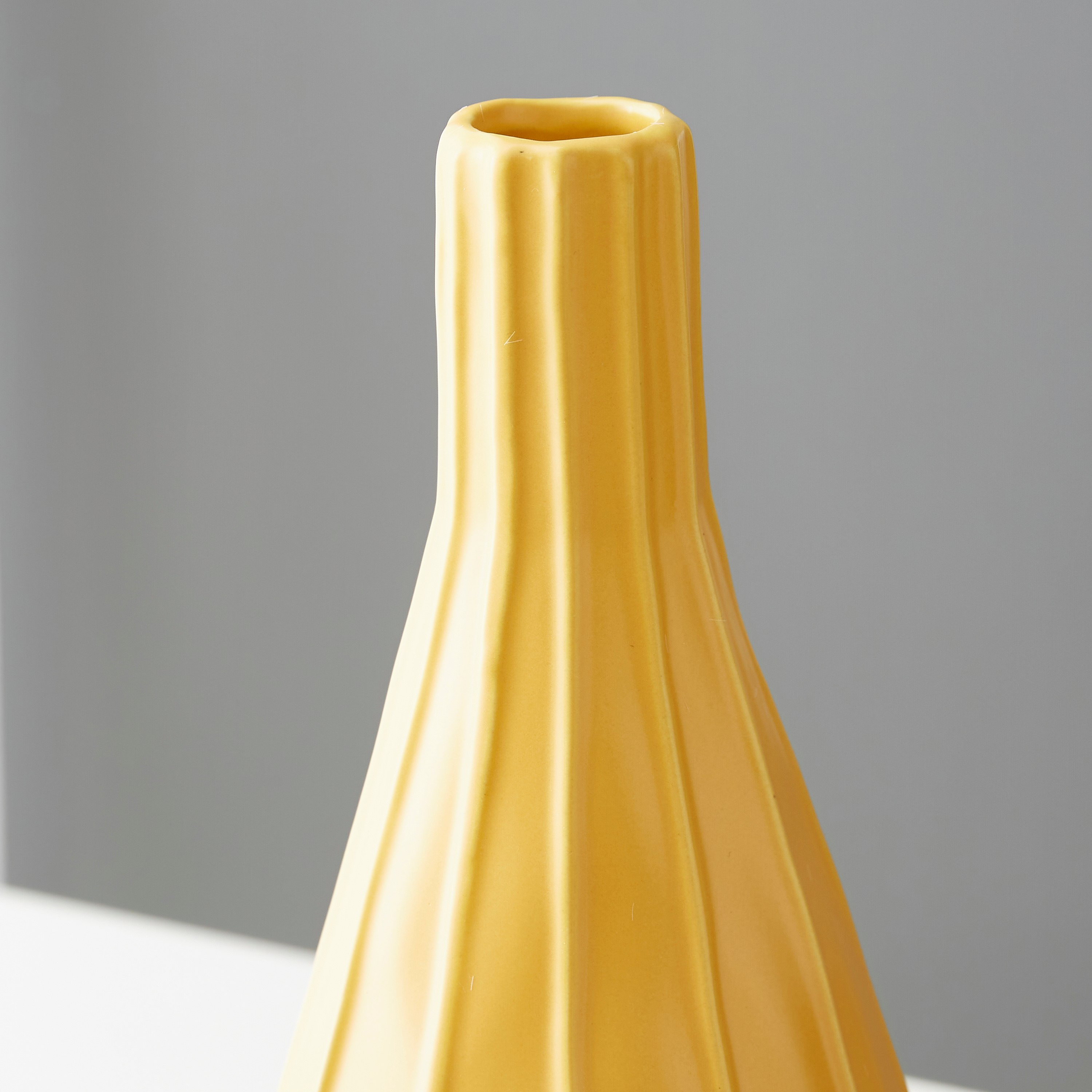 مزهرية سيراميك مخروطية من سانسا - 11x11x25.5 سم-hbxbedroom-decorandaccessories-vases-image-3