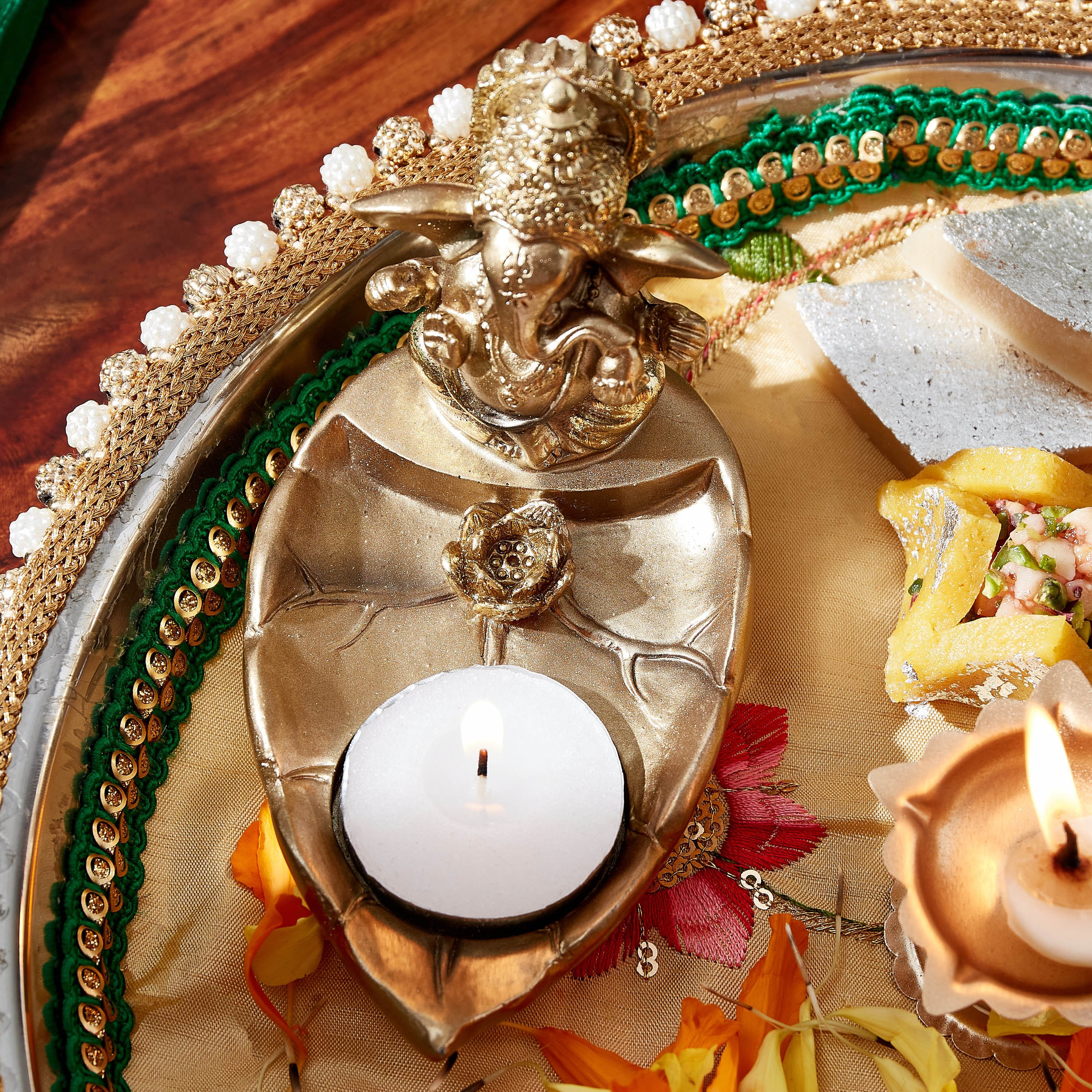 شموع صغيرة بوليريسين بتصميم جانيشا من ديفاين- 12.2x7x8.5 سم-hbxlivingroom-decorandaccessories-candleholders-image-2