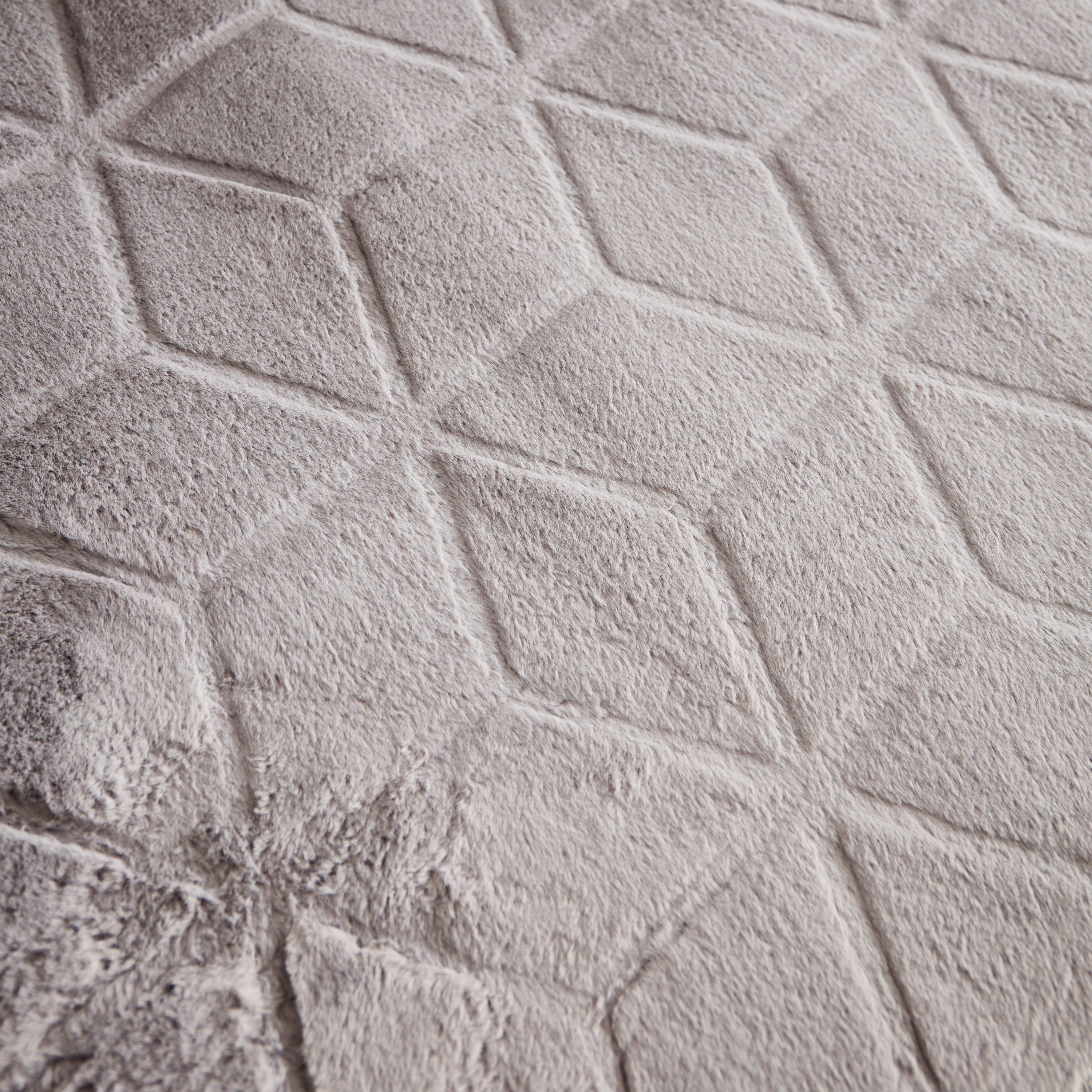 سجادة فرو أرنب صناعي منقوشة من نويلا كودي - 60x150 سم-hbxdecorandfurnishings-floorcoverings-rugs-image-3