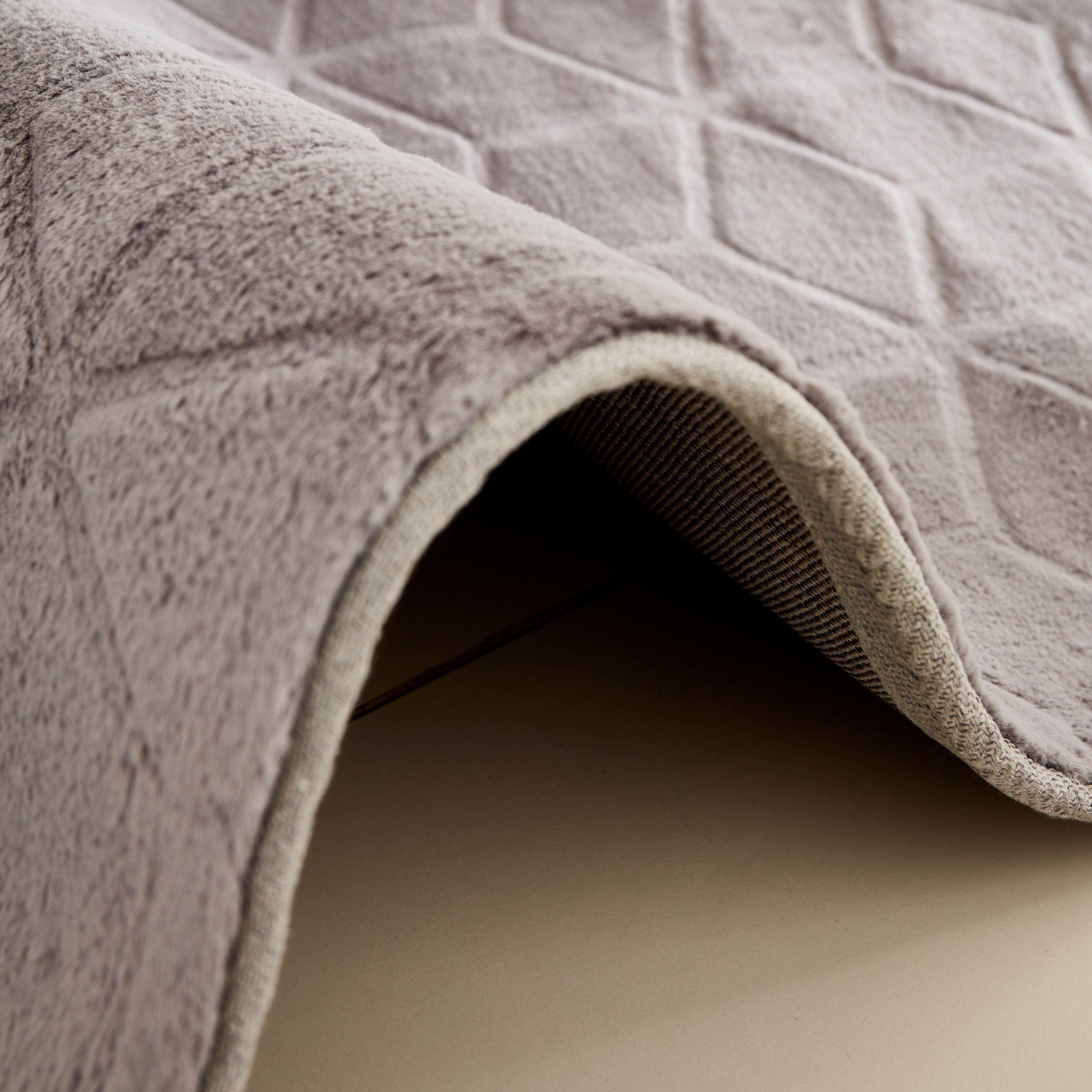سجادة فرو أرنب صناعي منقوشة من نويلا كودي - 60x150 سم-hbxdecorandfurnishings-floorcoverings-rugs-image-4
