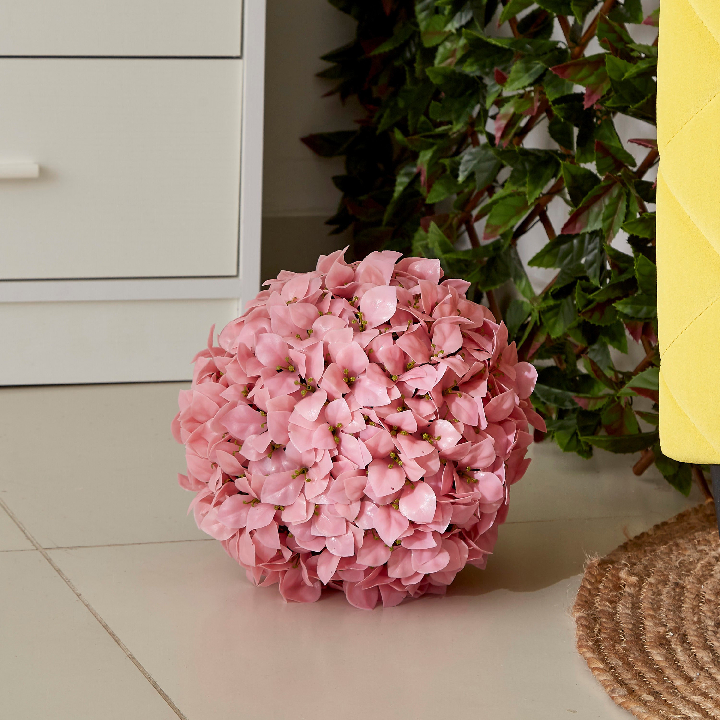 كرة أزهار سرسيس صناعيّة من ميدوو -  28 سم-hbxdecorandfurnishings-homeaccessories-artificialflowersandplants-image-1