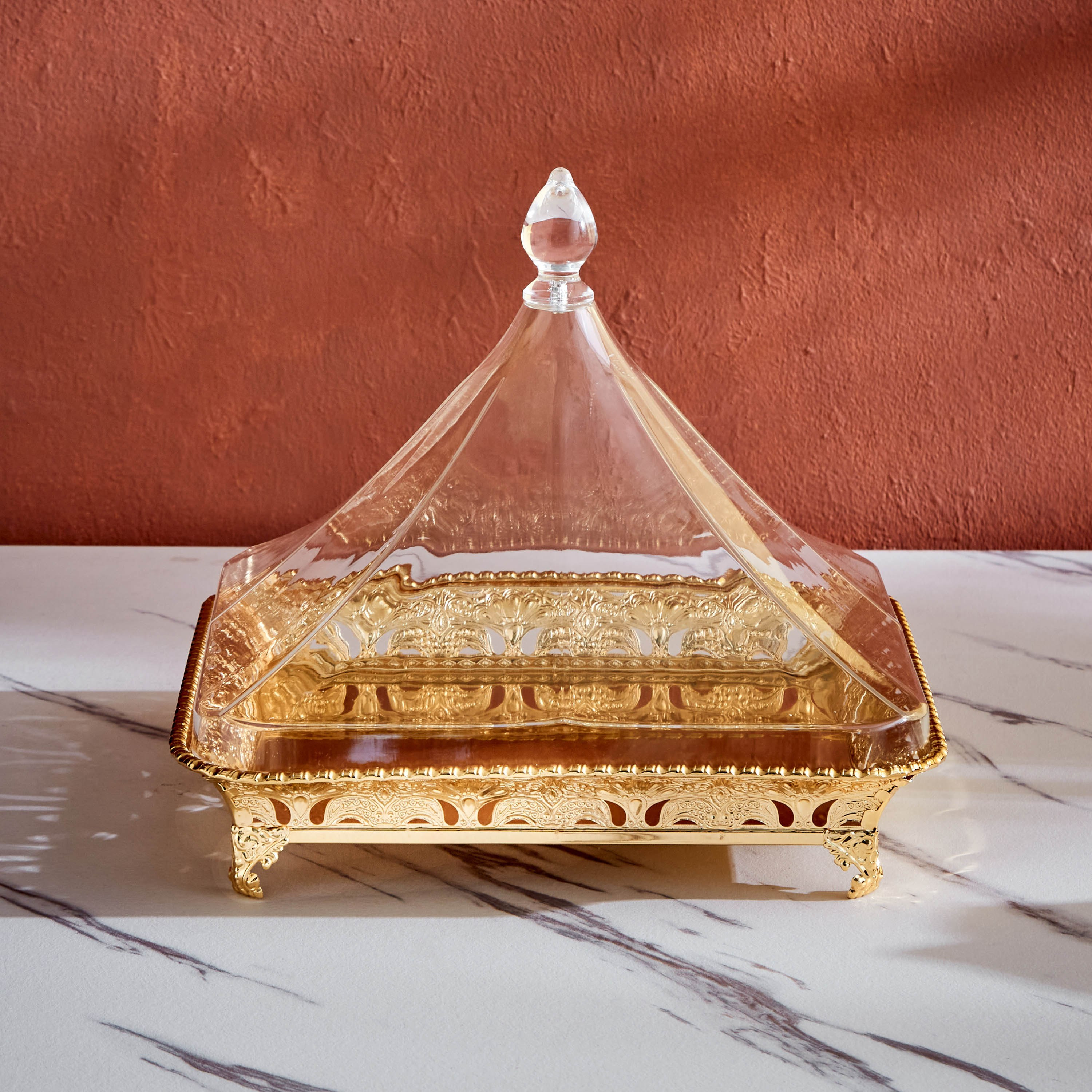 صحن تقديم مربع ذهبي بغطاء أكريليك من تريندي-hbxdecorandfurnishings-tabletop-serveware-image-1