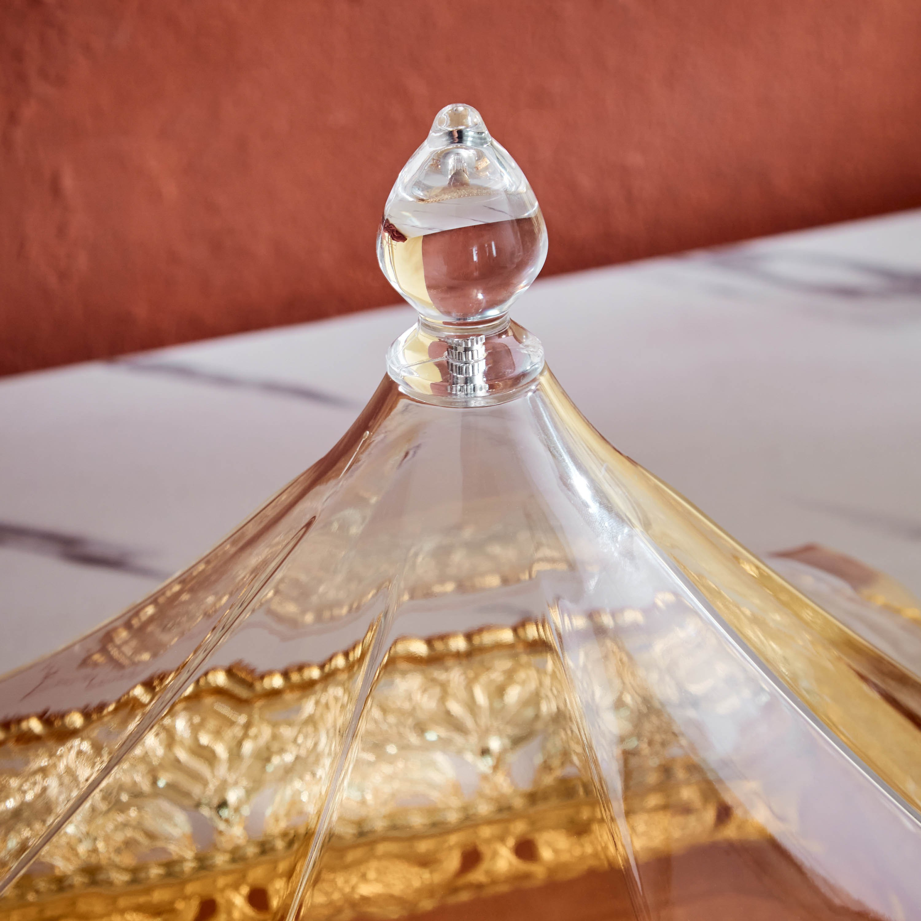 صحن تقديم مربع ذهبي بغطاء أكريليك من تريندي-hbxdecorandfurnishings-tabletop-serveware-image-2