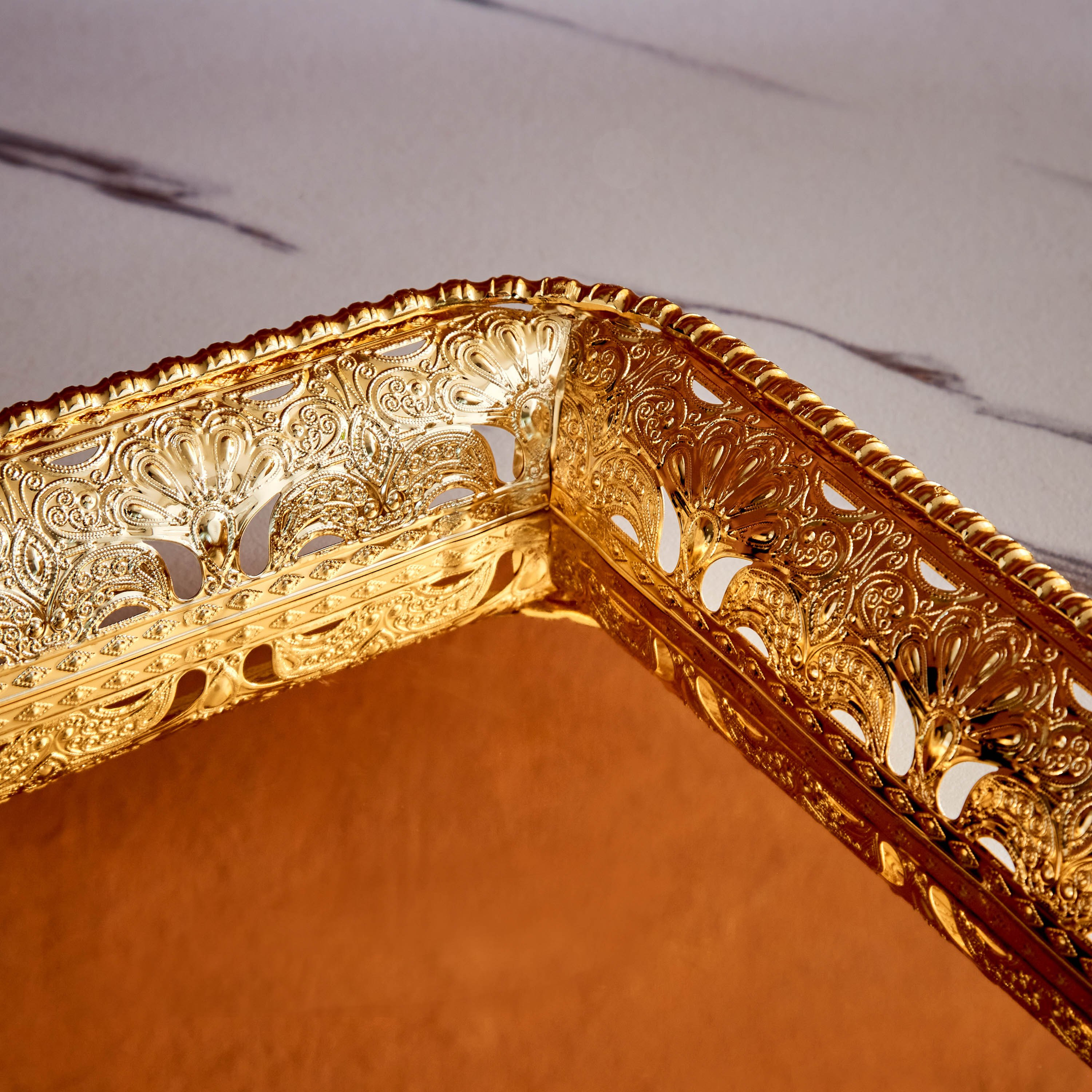 صحن تقديم مربع ذهبي بغطاء أكريليك من تريندي-hbxdecorandfurnishings-tabletop-serveware-image-3