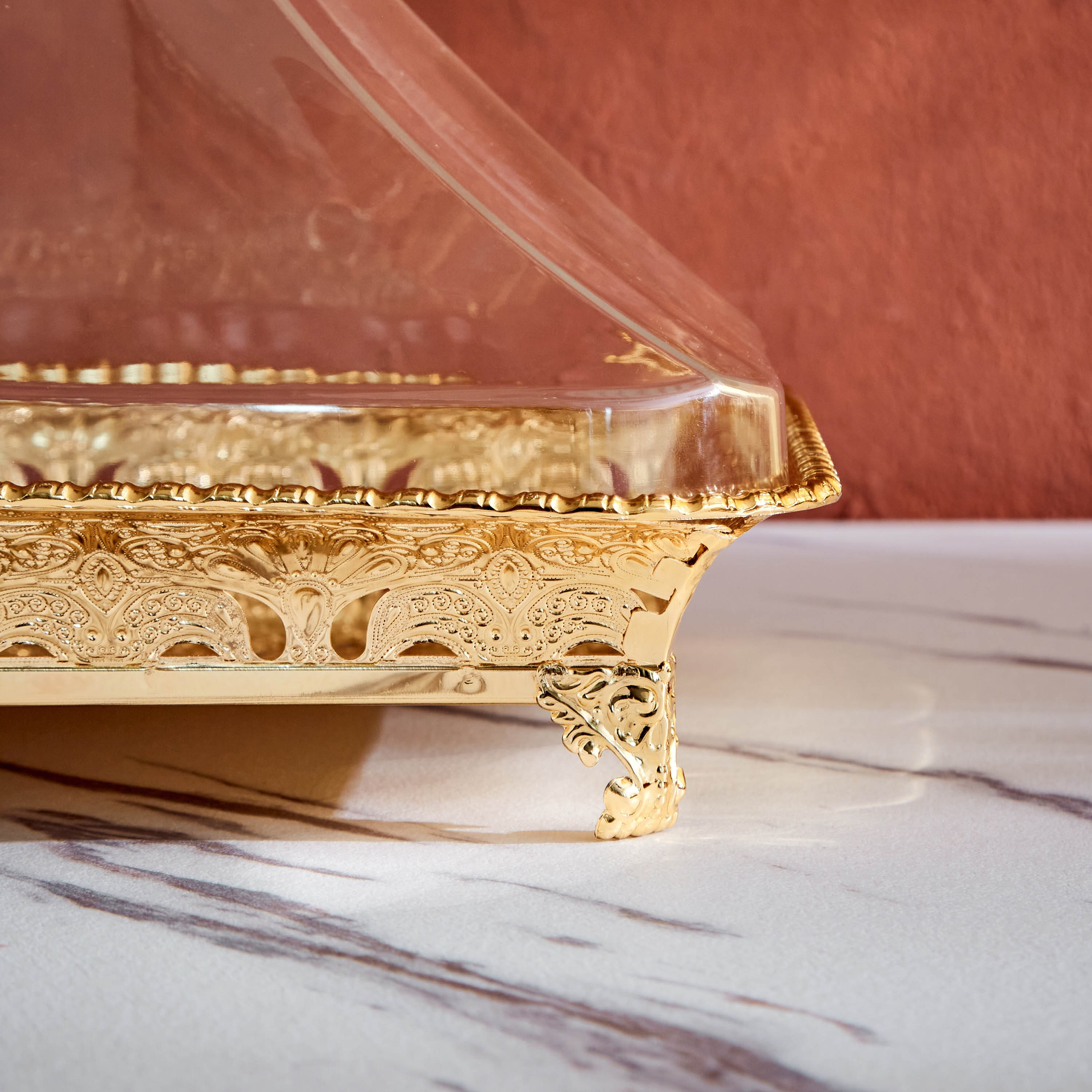 صحن تقديم مربع ذهبي بغطاء أكريليك من تريندي-hbxdecorandfurnishings-tabletop-serveware-image-4