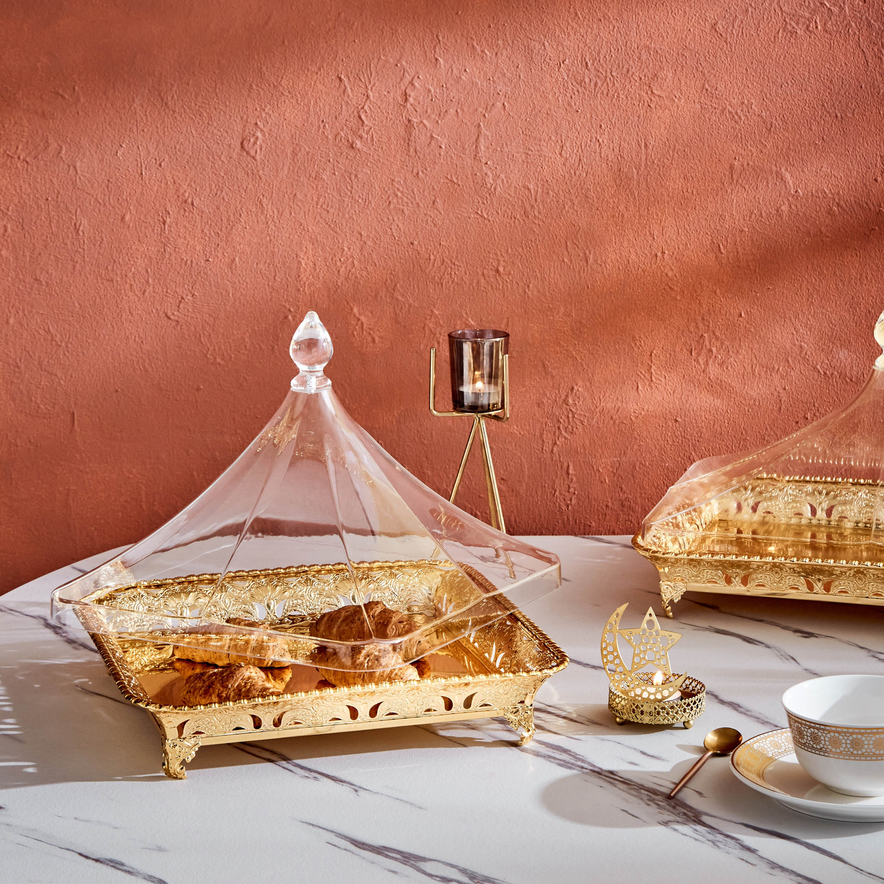 صحن تقديم مربع ذهبي بغطاء أكريليك من تريندي-hbxdecorandfurnishings-tabletop-serveware-image-5