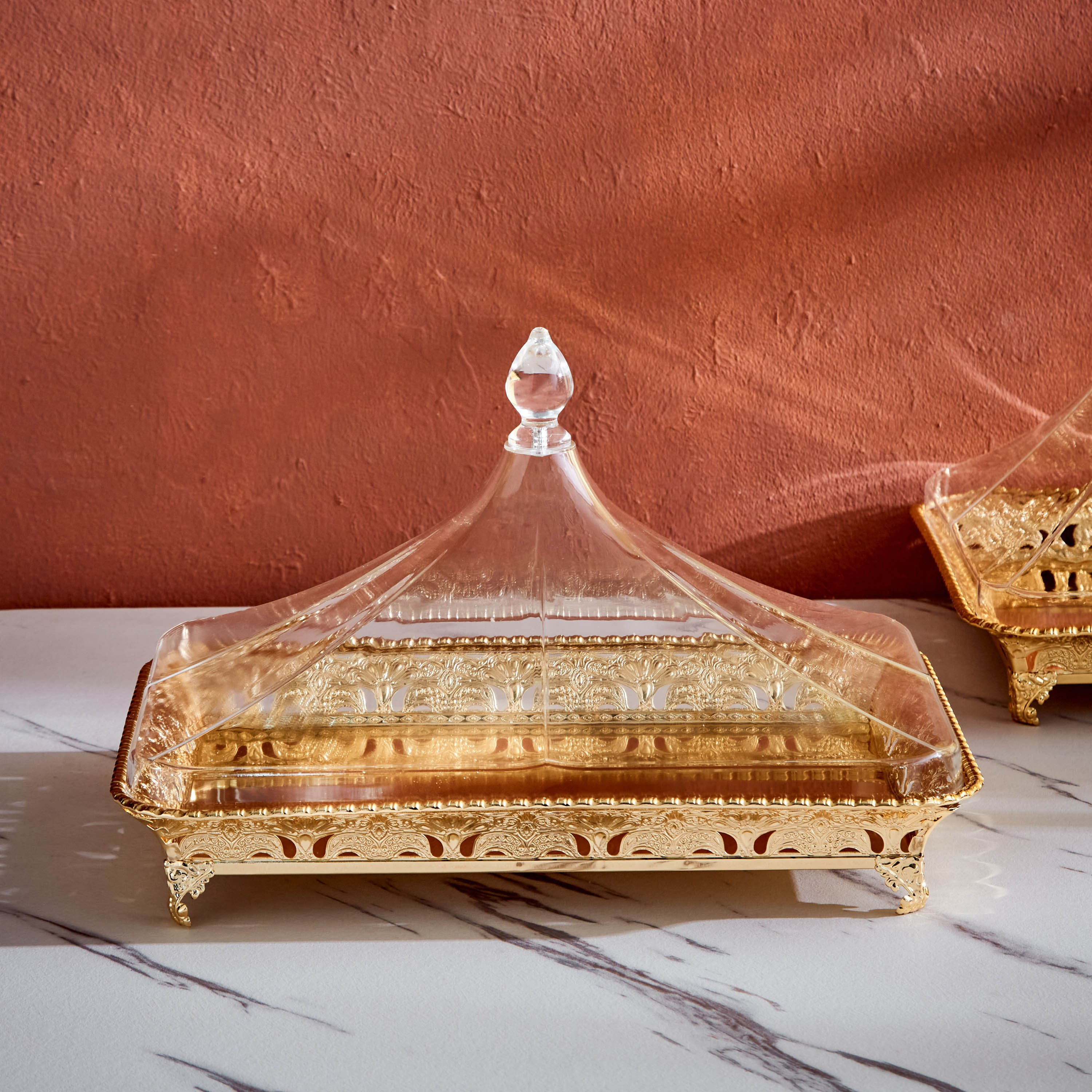 صحن تقديم مستطيلي ذهبي اللون بغطاء أكريليك من تريندي-hbxdecorandfurnishings-tabletop-serveware-image-2