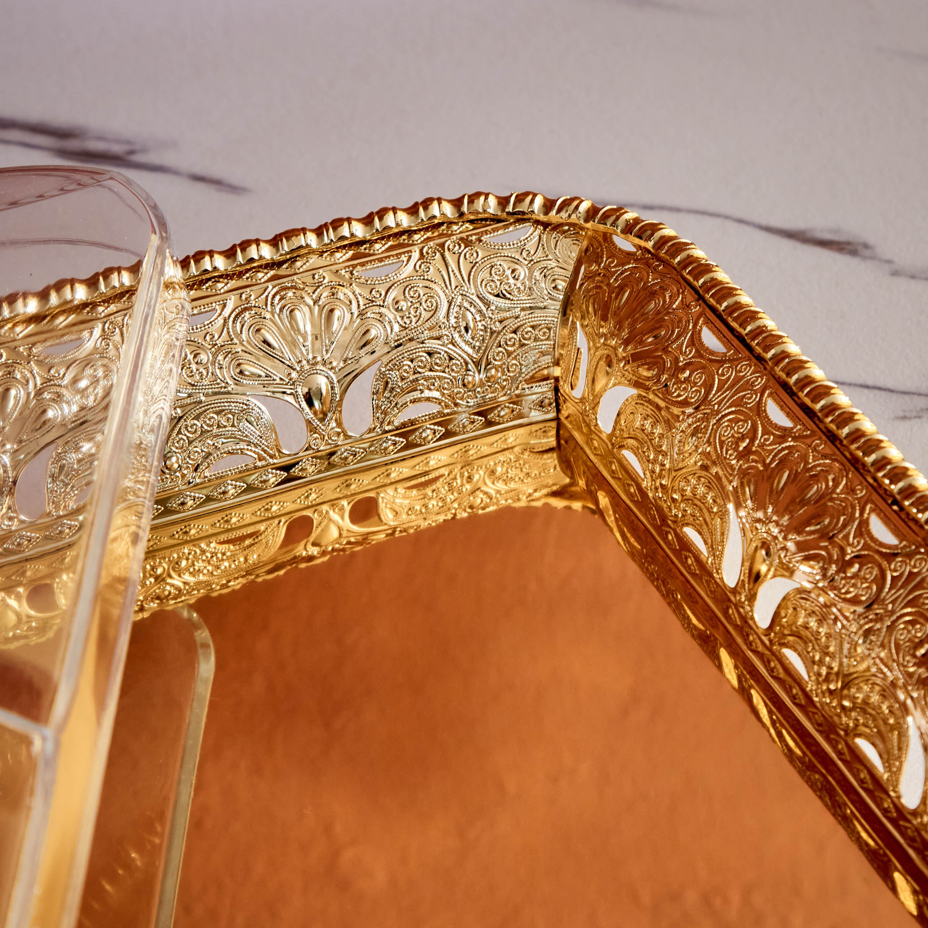 صحن تقديم مستطيلي ذهبي اللون بغطاء أكريليك من تريندي-hbxdecorandfurnishings-tabletop-serveware-image-3