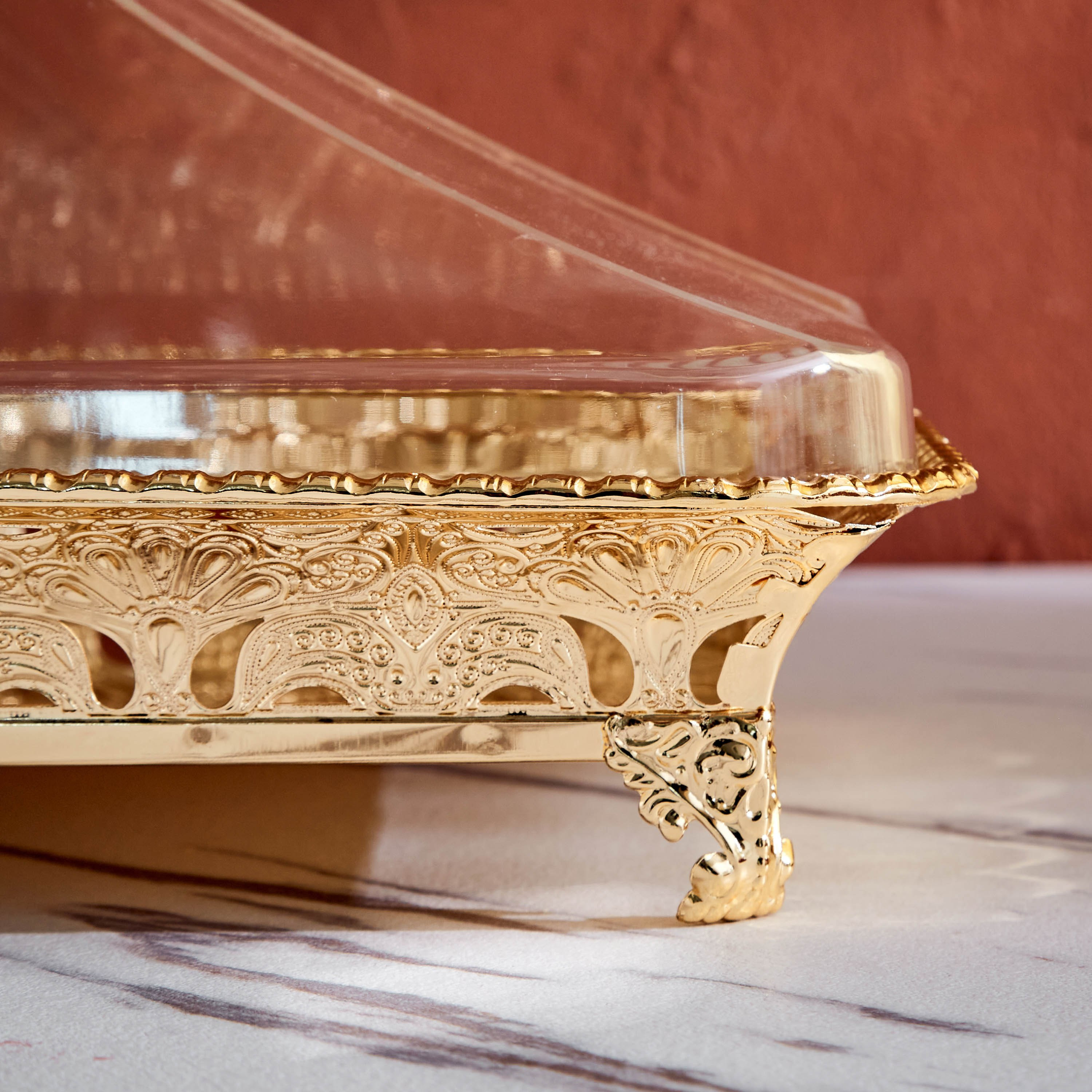 صحن تقديم مستطيلي ذهبي اللون بغطاء أكريليك من تريندي-hbxdecorandfurnishings-tabletop-serveware-image-5