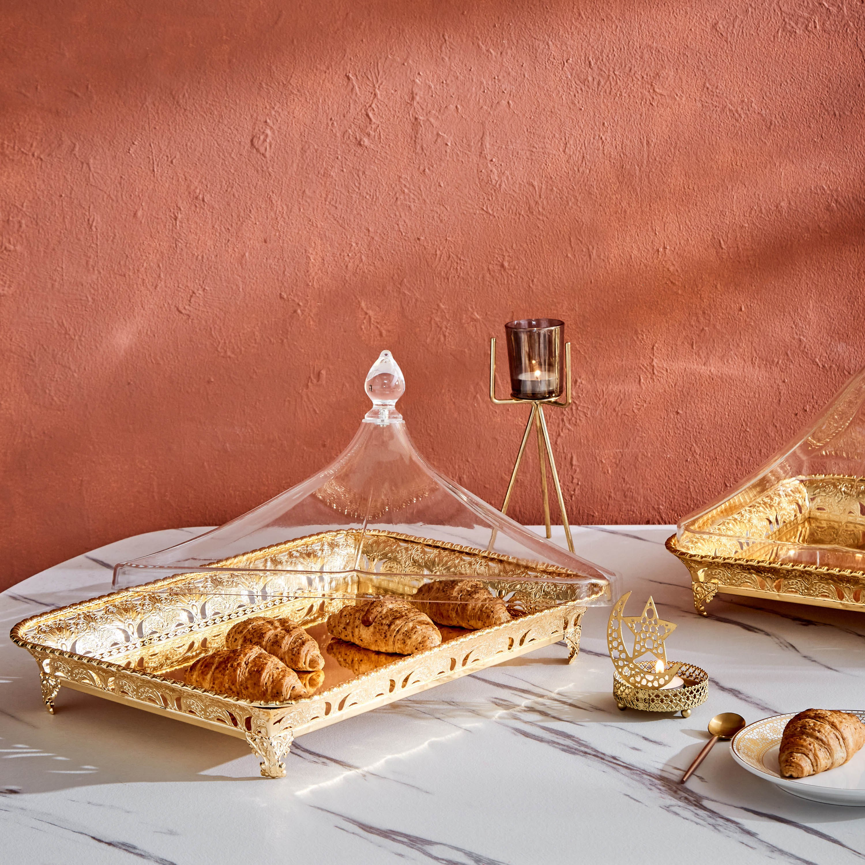 صحن تقديم مستطيلي ذهبي اللون بغطاء أكريليك من تريندي-hbxdecorandfurnishings-tabletop-serveware-image-6