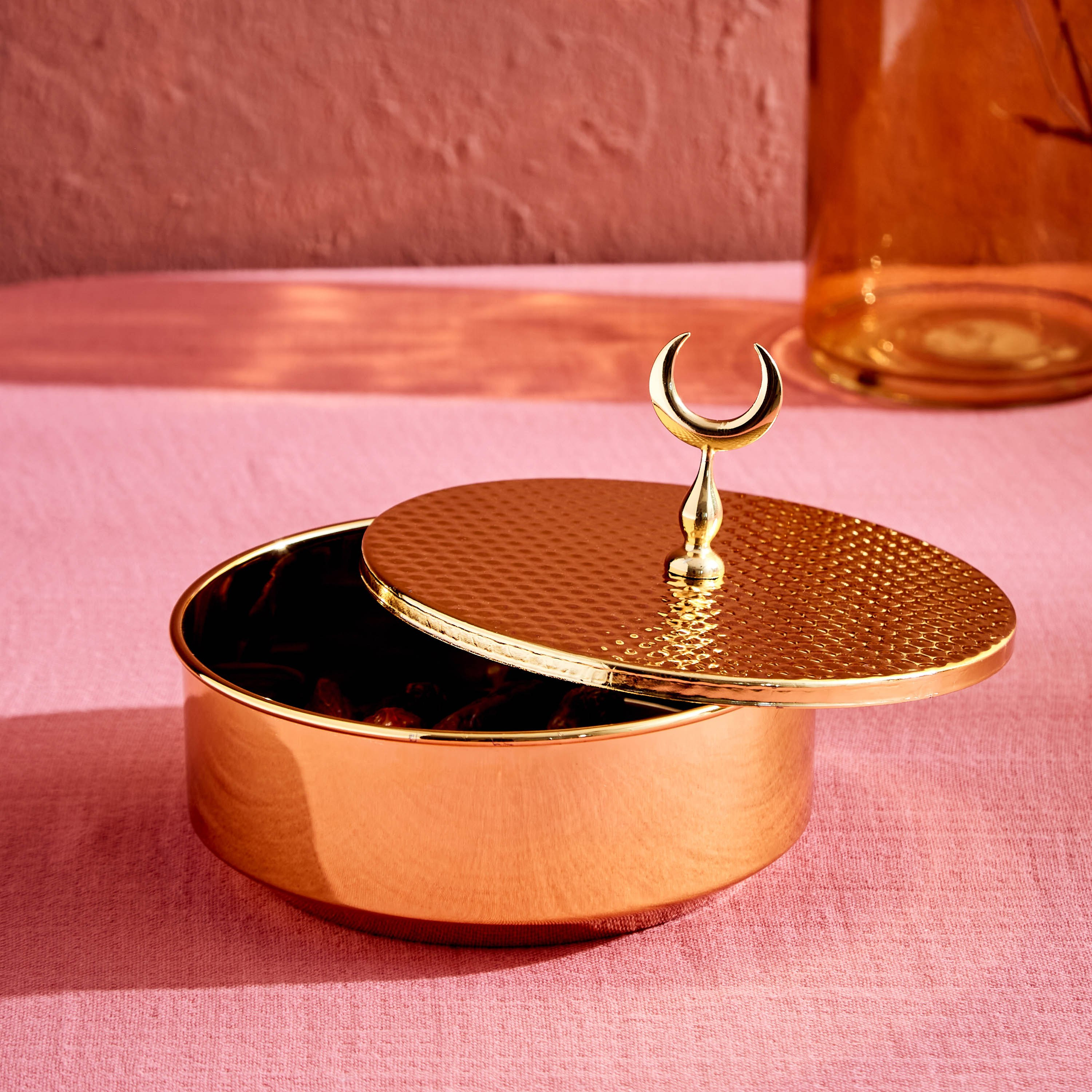 صندوق تقديم مستدير ذهبي مع غطاء من تريندي-hbxdecorandfurnishings-tabletop-serveware-image-1