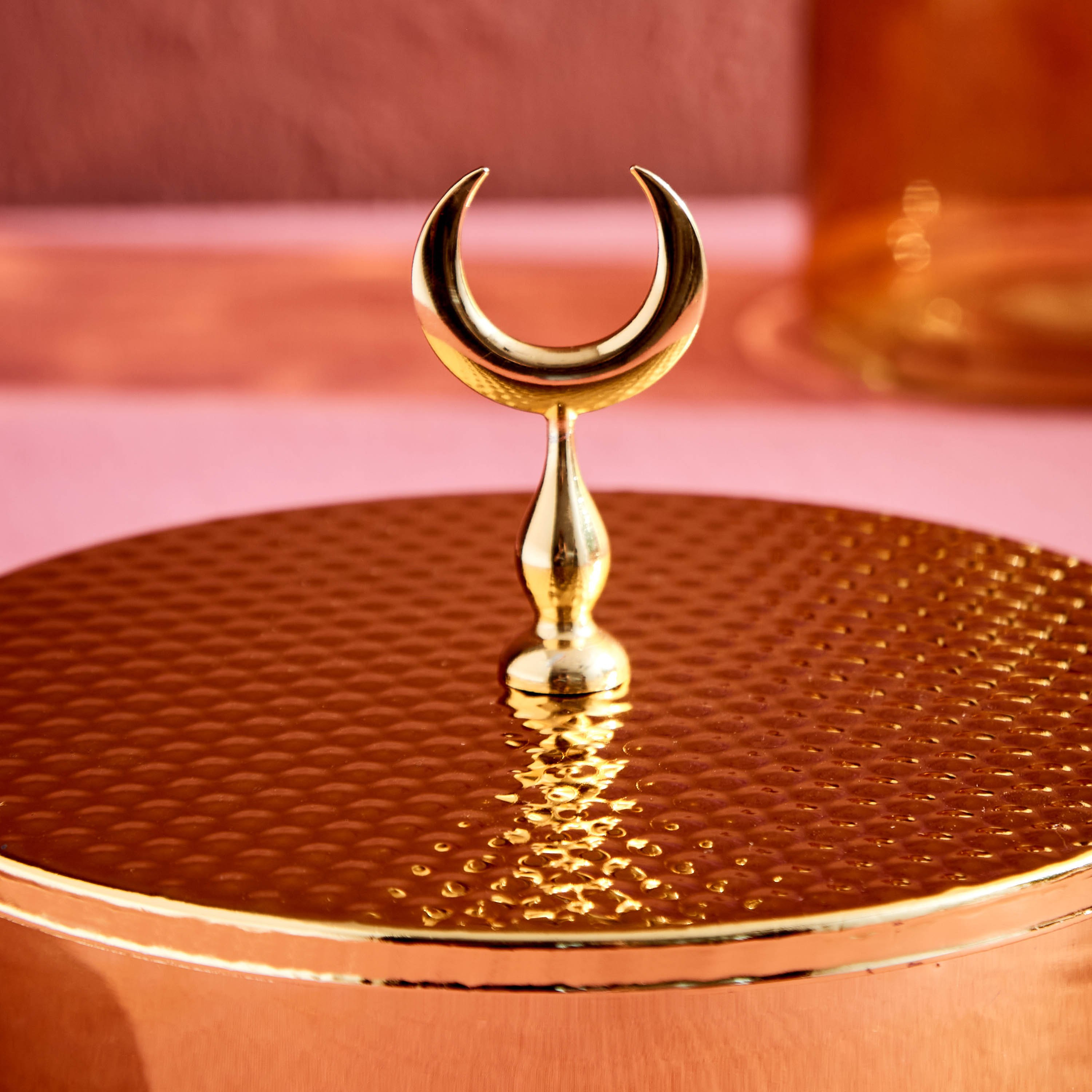 صندوق تقديم مستدير ذهبي مع غطاء من تريندي-hbxdecorandfurnishings-tabletop-serveware-image-4