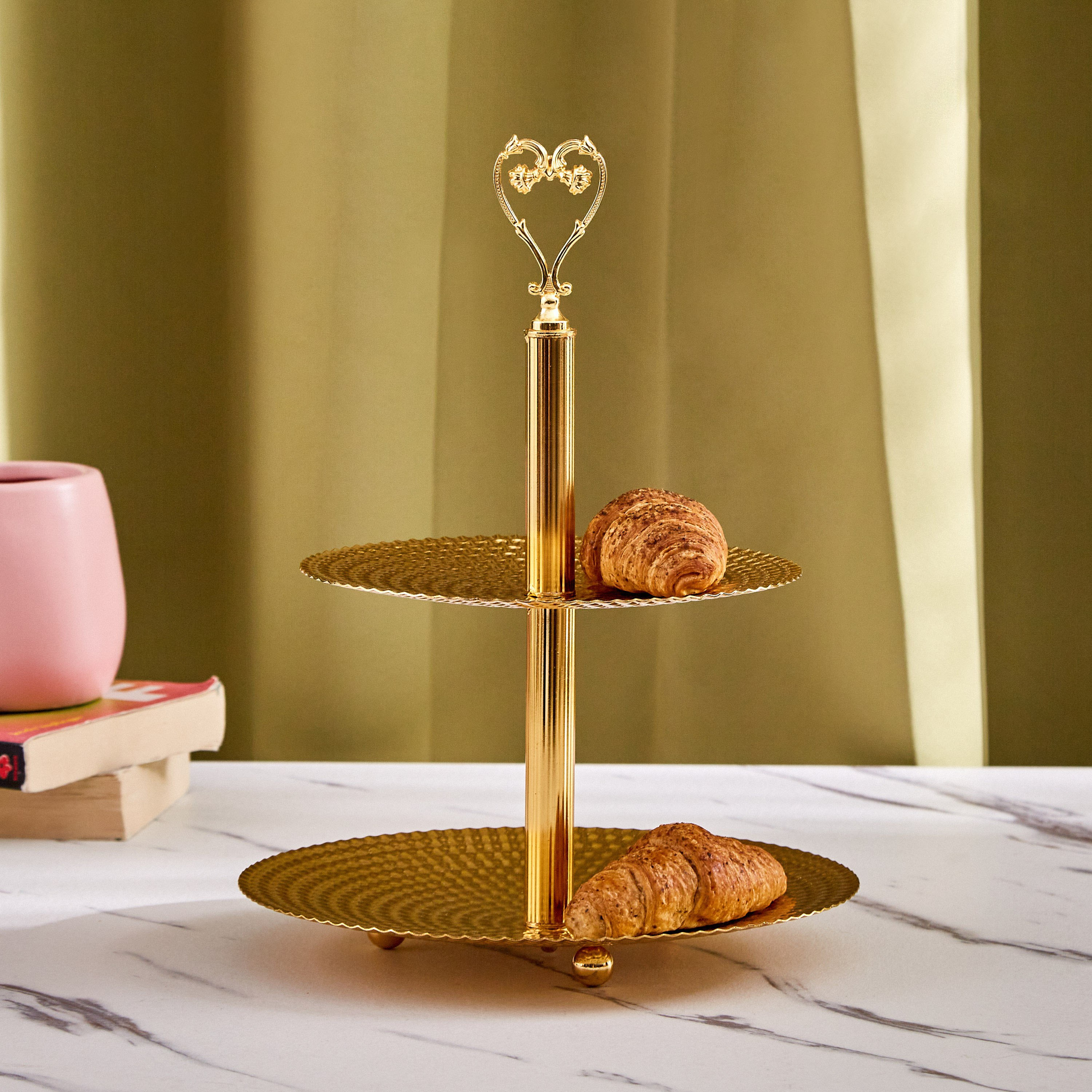 صحن تقديم معدني ذهبي بمستويين من تريندي-hbxdecorandfurnishings-tabletop-serveware-image-1