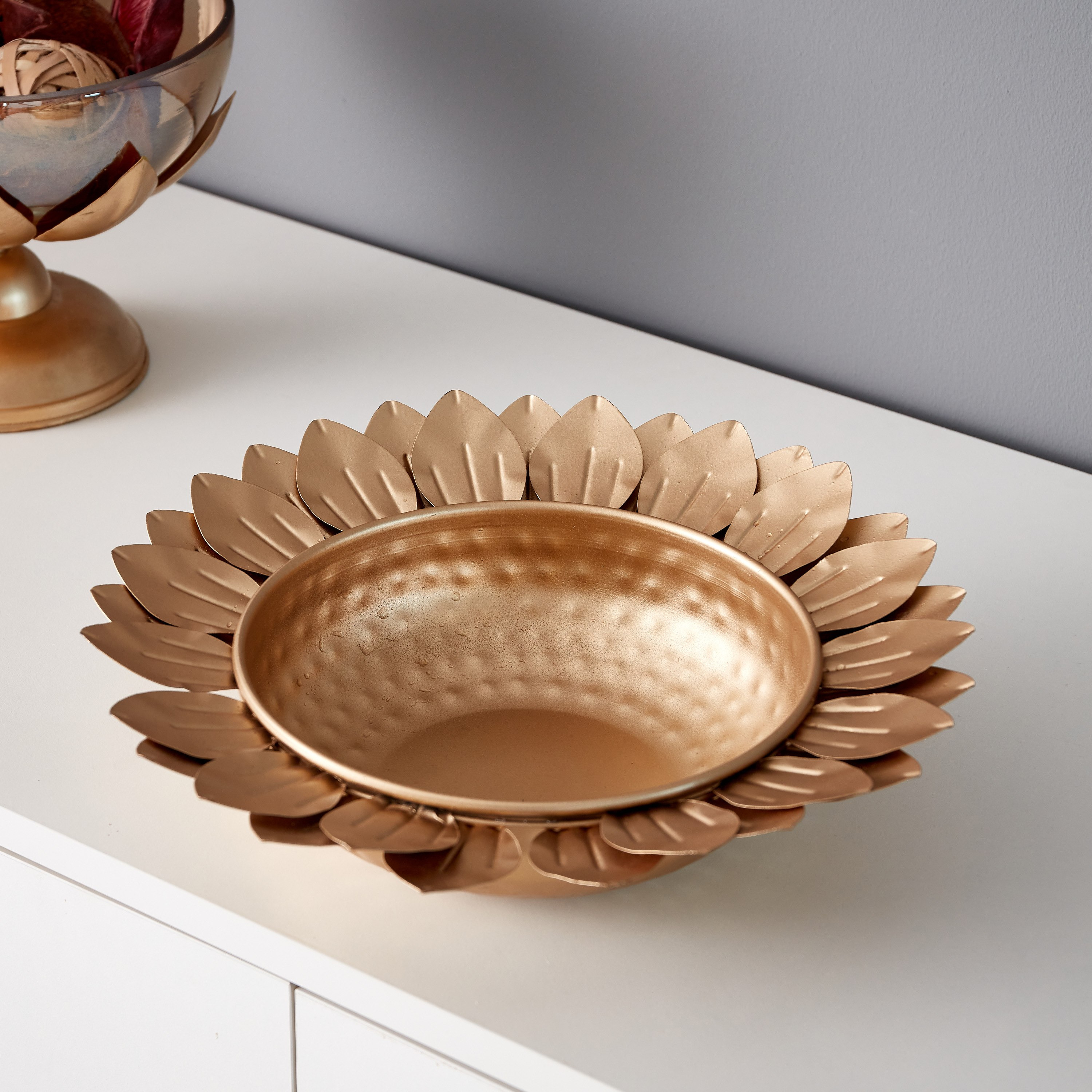 وعاء معدني بتصميم بتلات لوتس من سمرقند - 48.5x48.5x13 سم-hbxdecorandfurnishings-homeaccessories-bowls-image-2
