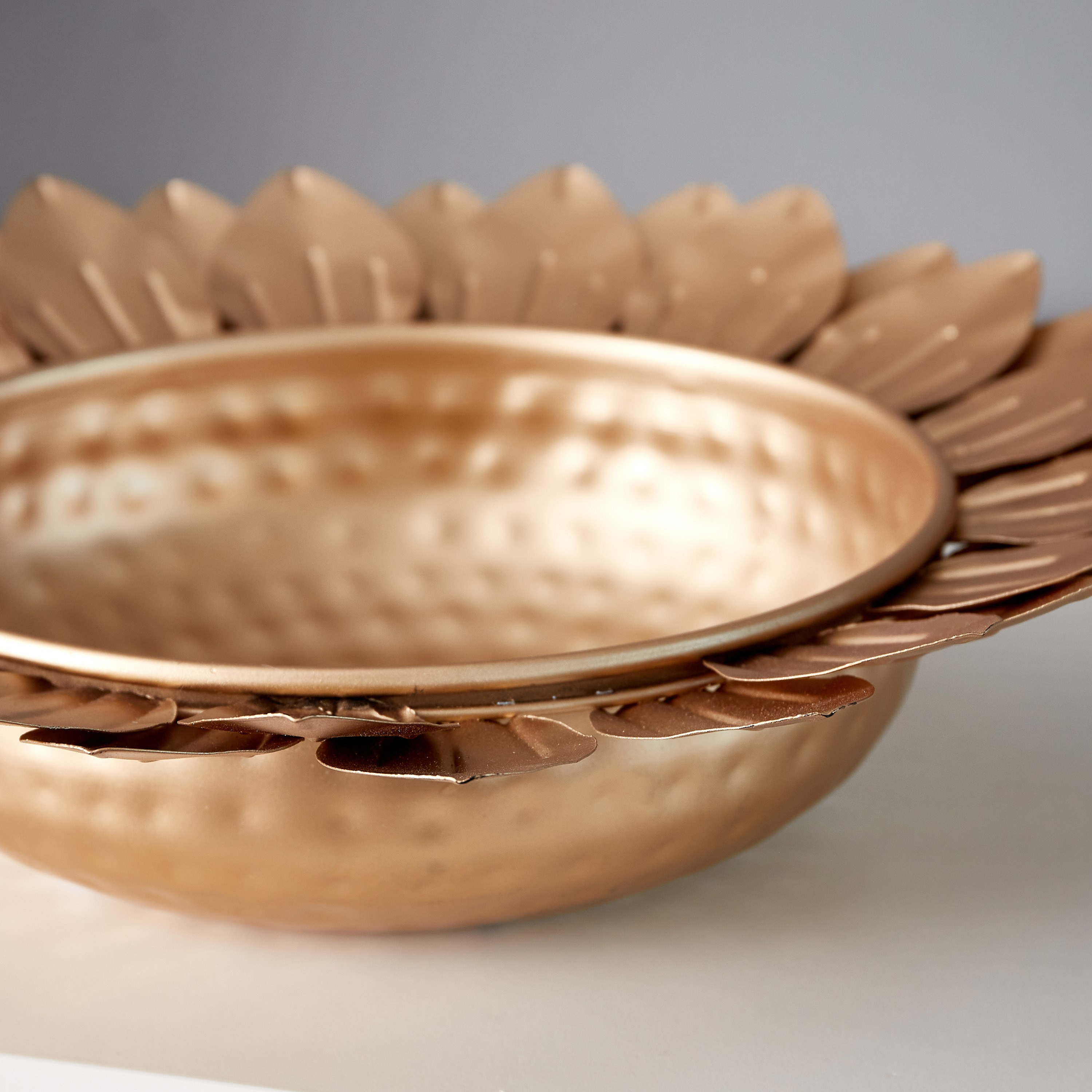 وعاء معدني بتصميم بتلات لوتس من سمرقند - 48.5x48.5x13 سم-hbxdecorandfurnishings-homeaccessories-bowls-image-3