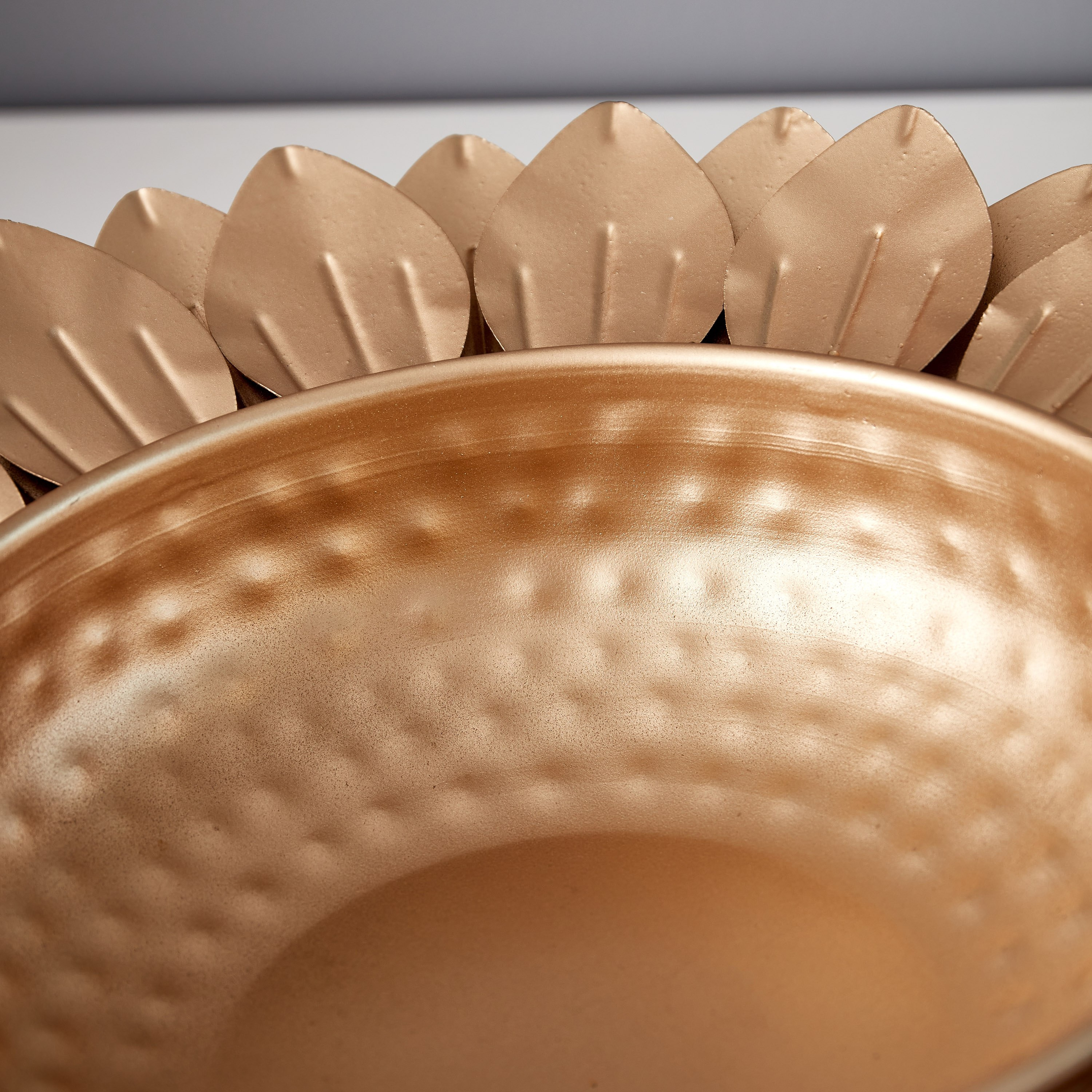 وعاء معدني بتصميم بتلات لوتس من سمرقند - 48.5x48.5x13 سم-hbxdecorandfurnishings-homeaccessories-bowls-image-4