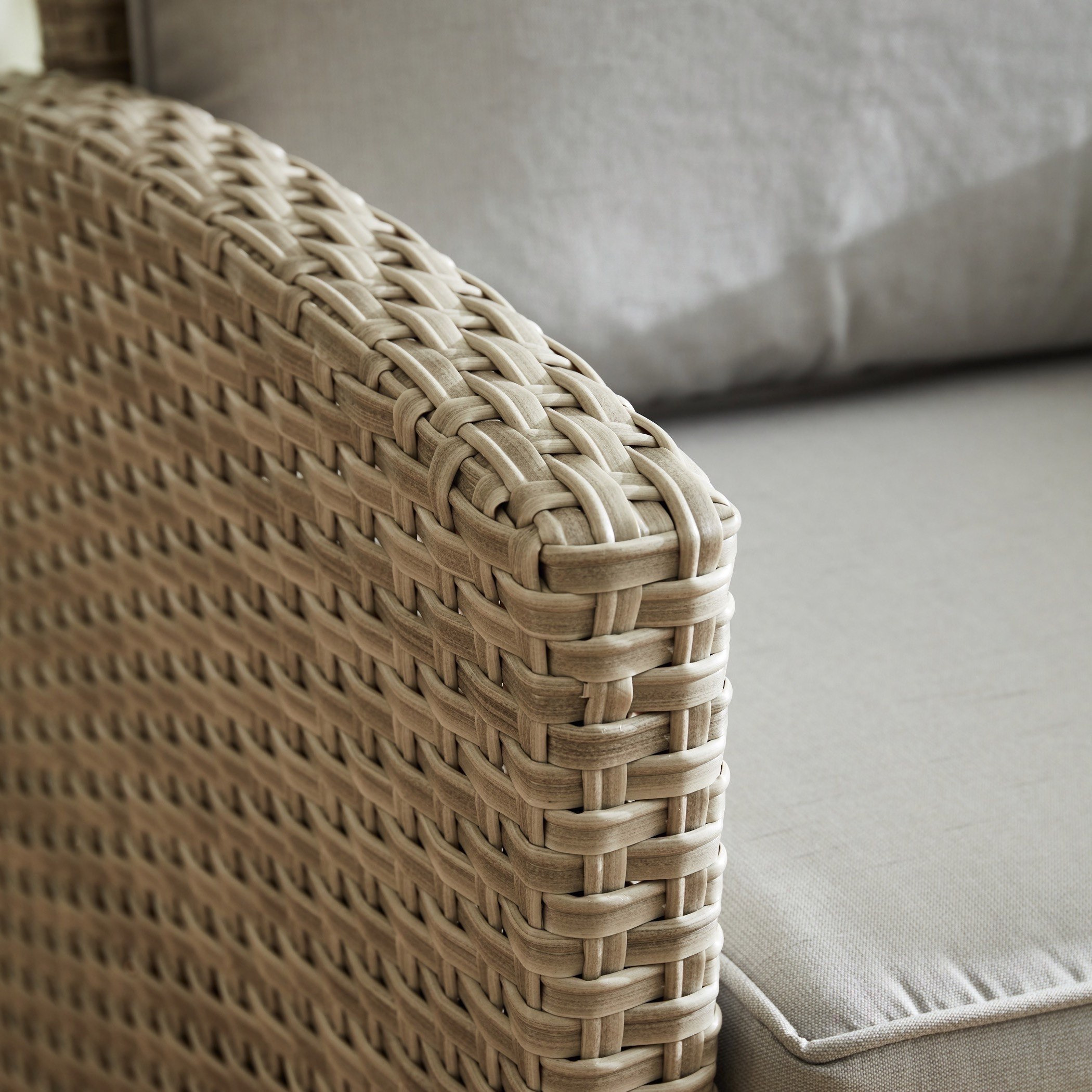 طقم كنبة موسّدة 3+1+1 مقاعد للجلسات الخارجية مع طاولة قهوة من أرلي-hbxfurniture-sofasandarmchairs-sofasets-image-5