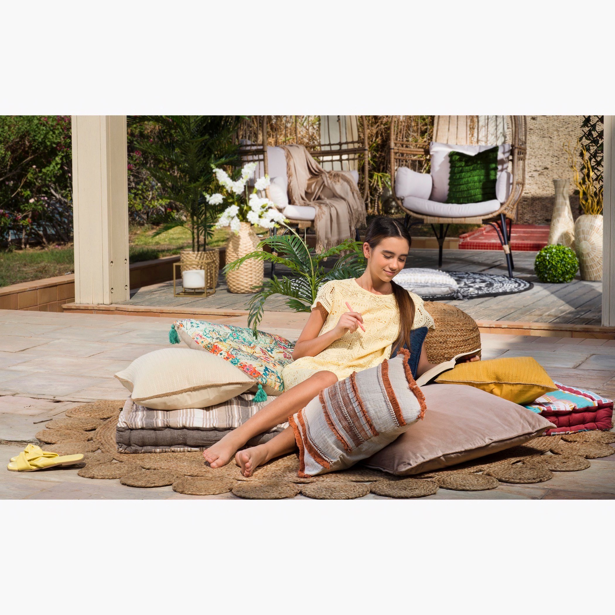 كرسي خوص صلب مع وسادة من كاتينا كوكون-hbxfurniture-outdoor-swingsandchairs-image-3