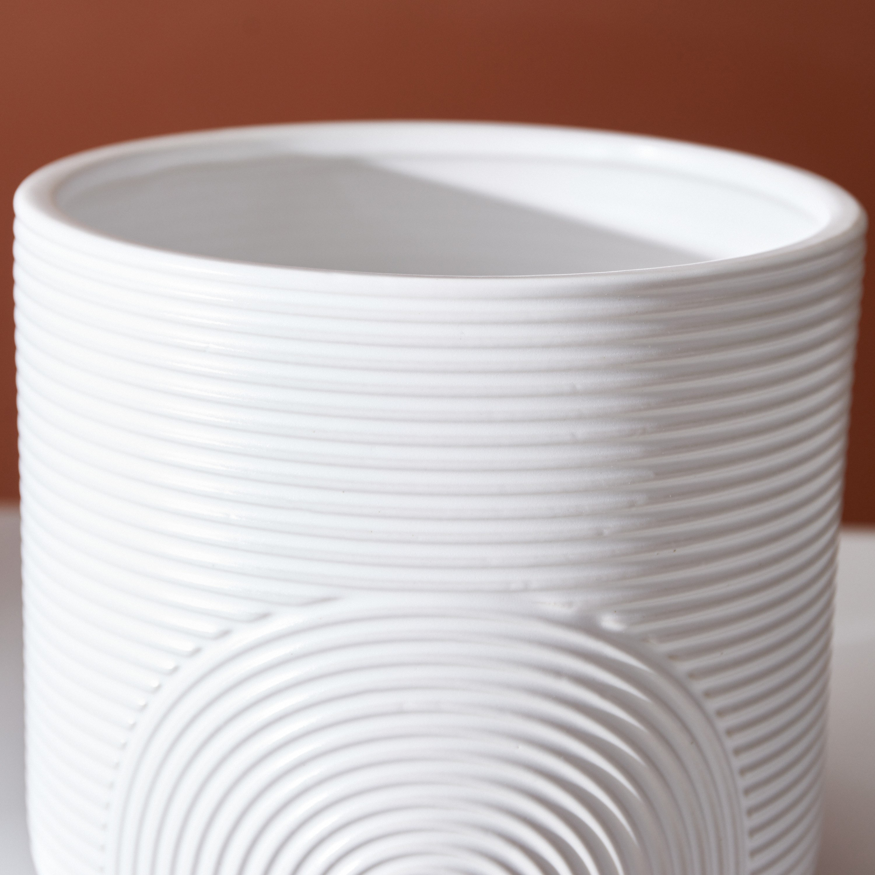 مزهرية سيراميك دائرية مضلعة من تيريون - 20x20x18 سم-hbxbedroom-decorandaccessories-vases-image-3