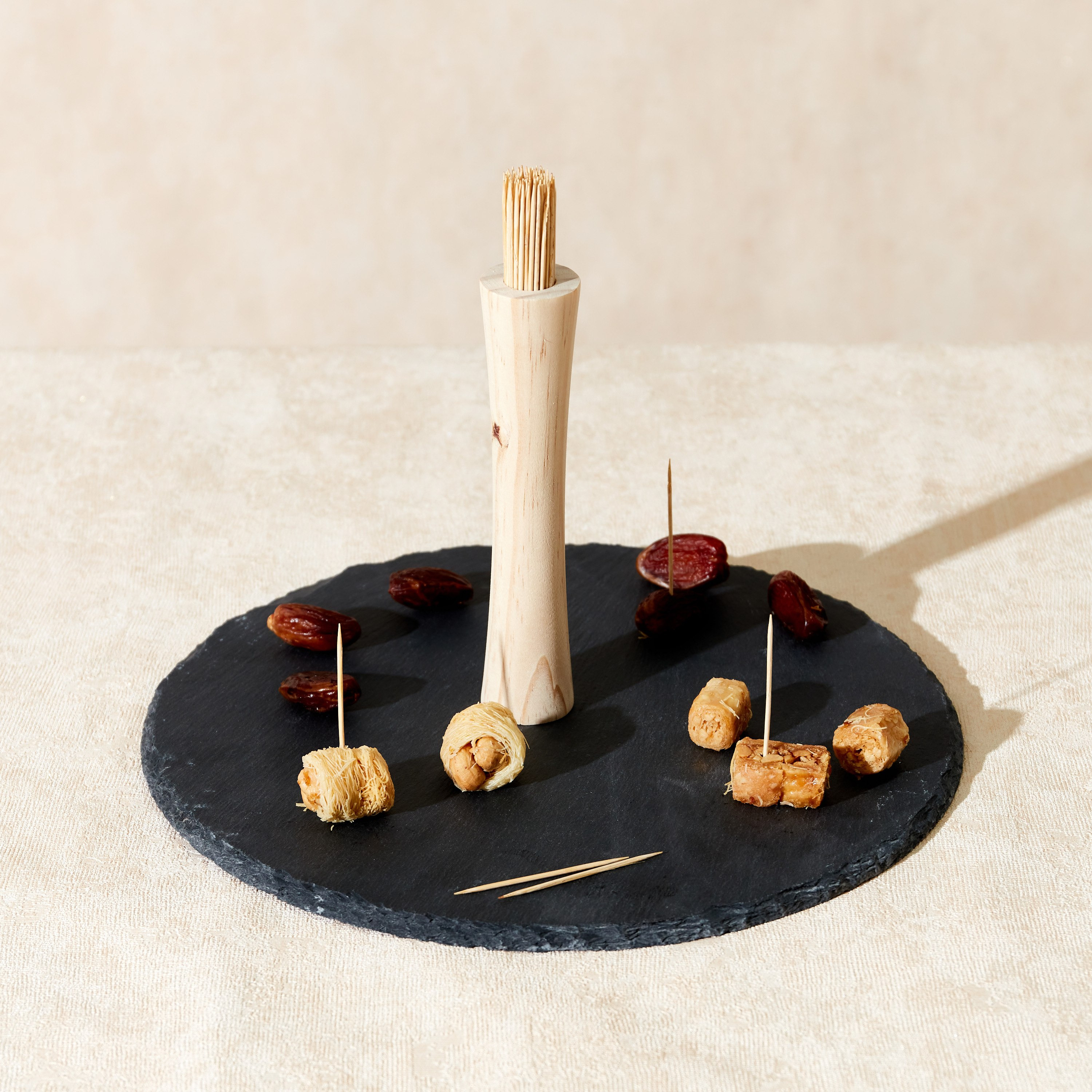 لوح تقديم مستدير بمقبض خشبي من فيست - 30 سم-hbxdecorandfurnishings-tabletop-serveware-image-1