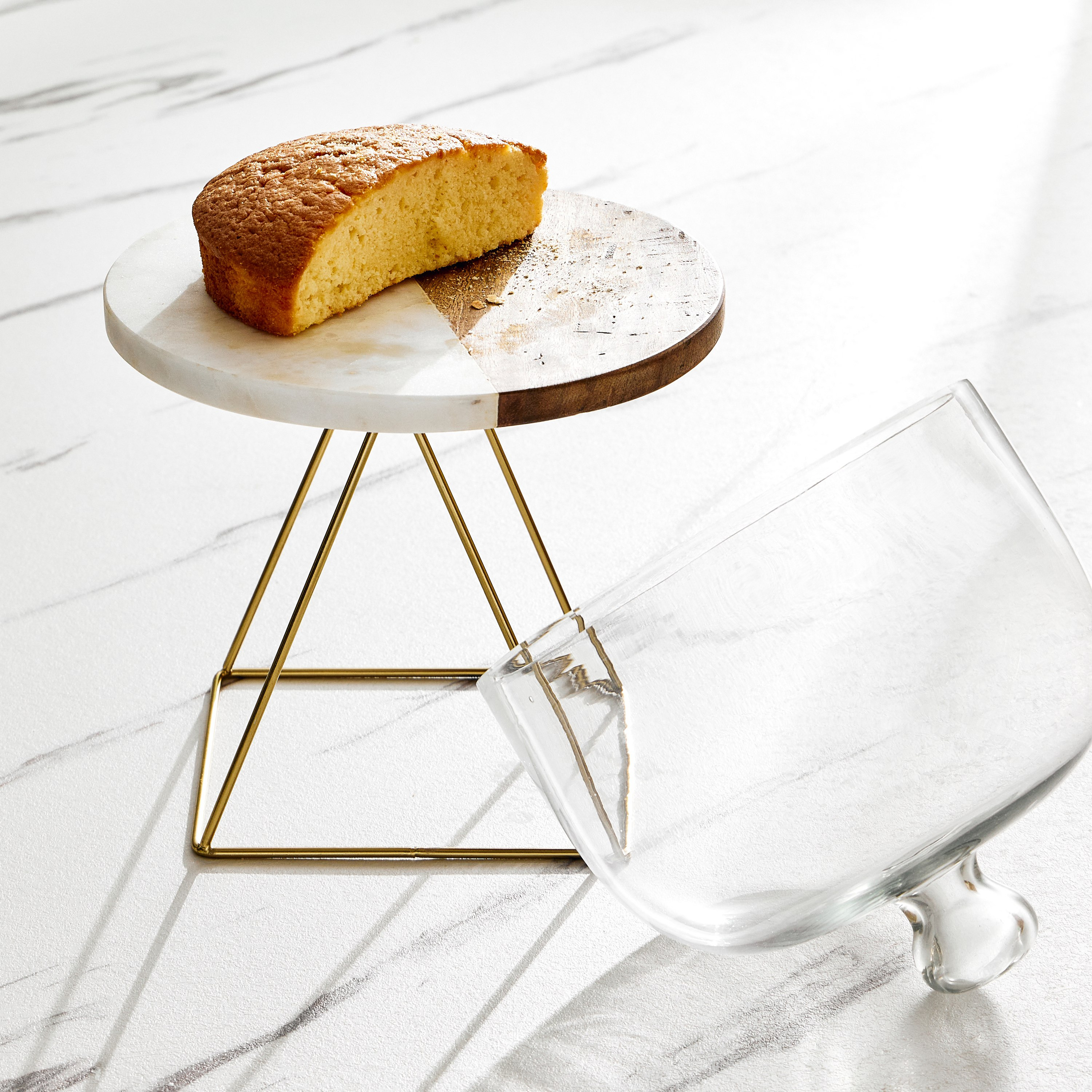 حامل كيك رخامي بغطاء وحامل معدني من بلانكا-hbxdecorandfurnishings-tabletop-serveware-image-3