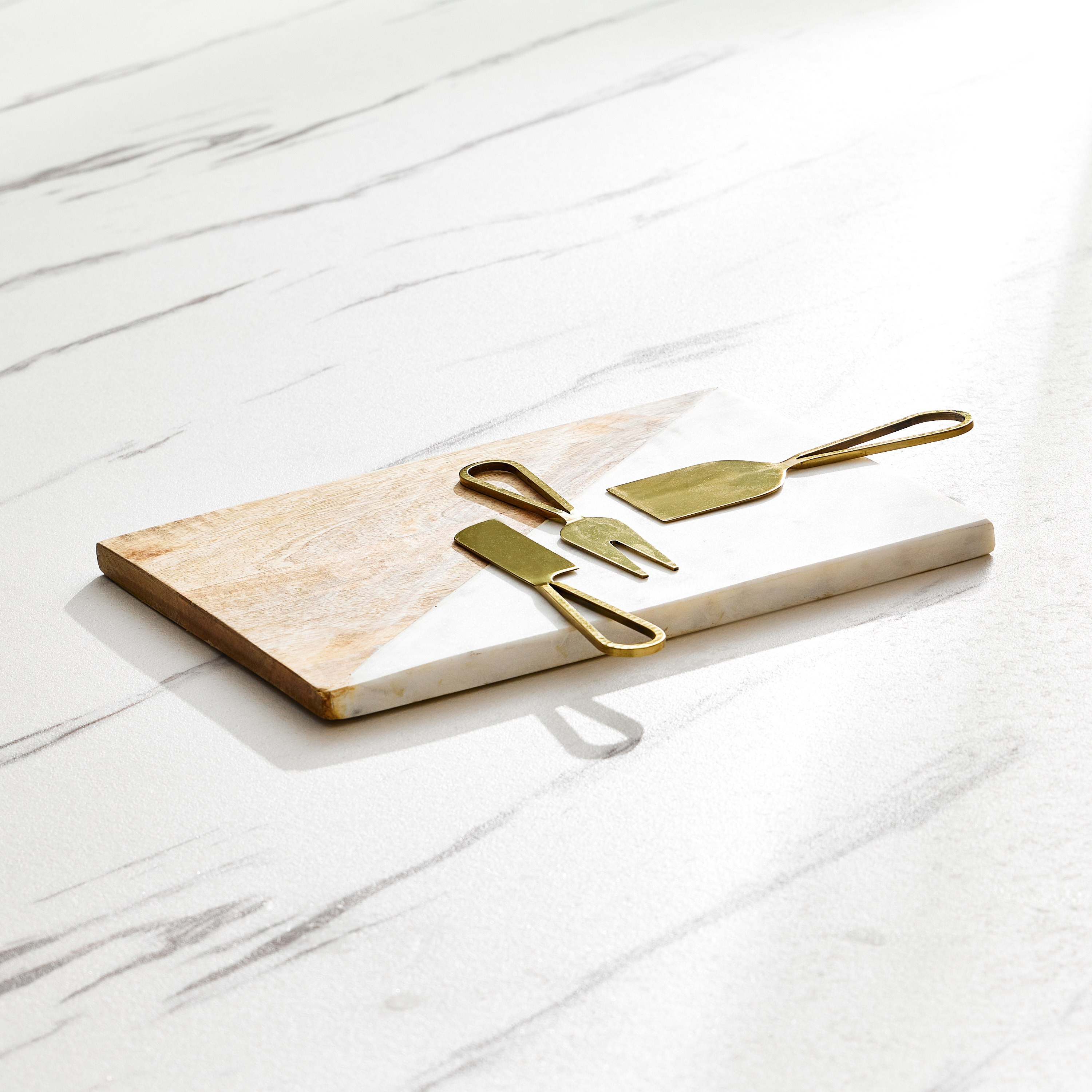 طقم سكاكين الجبن الرخامية مع لوحة تقديم من بلانكا-hbxdecorandfurnishings-tabletop-serveware-image-4