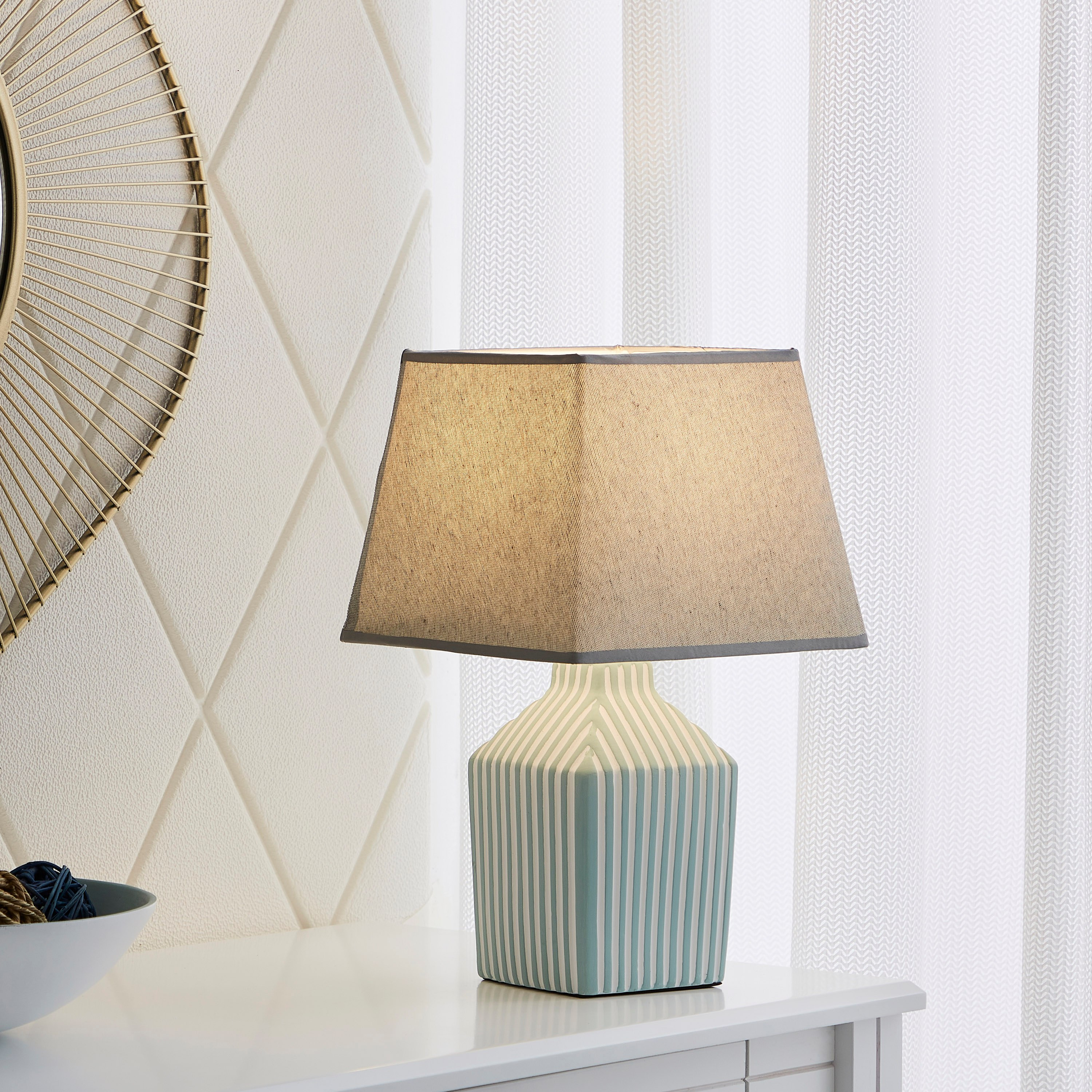 مصباح طاولة بقاعدة سيراميك مضلعة من سكايلار - 23x23x38 سم-hbxlivingroom-lighting-tablelamps-image-2