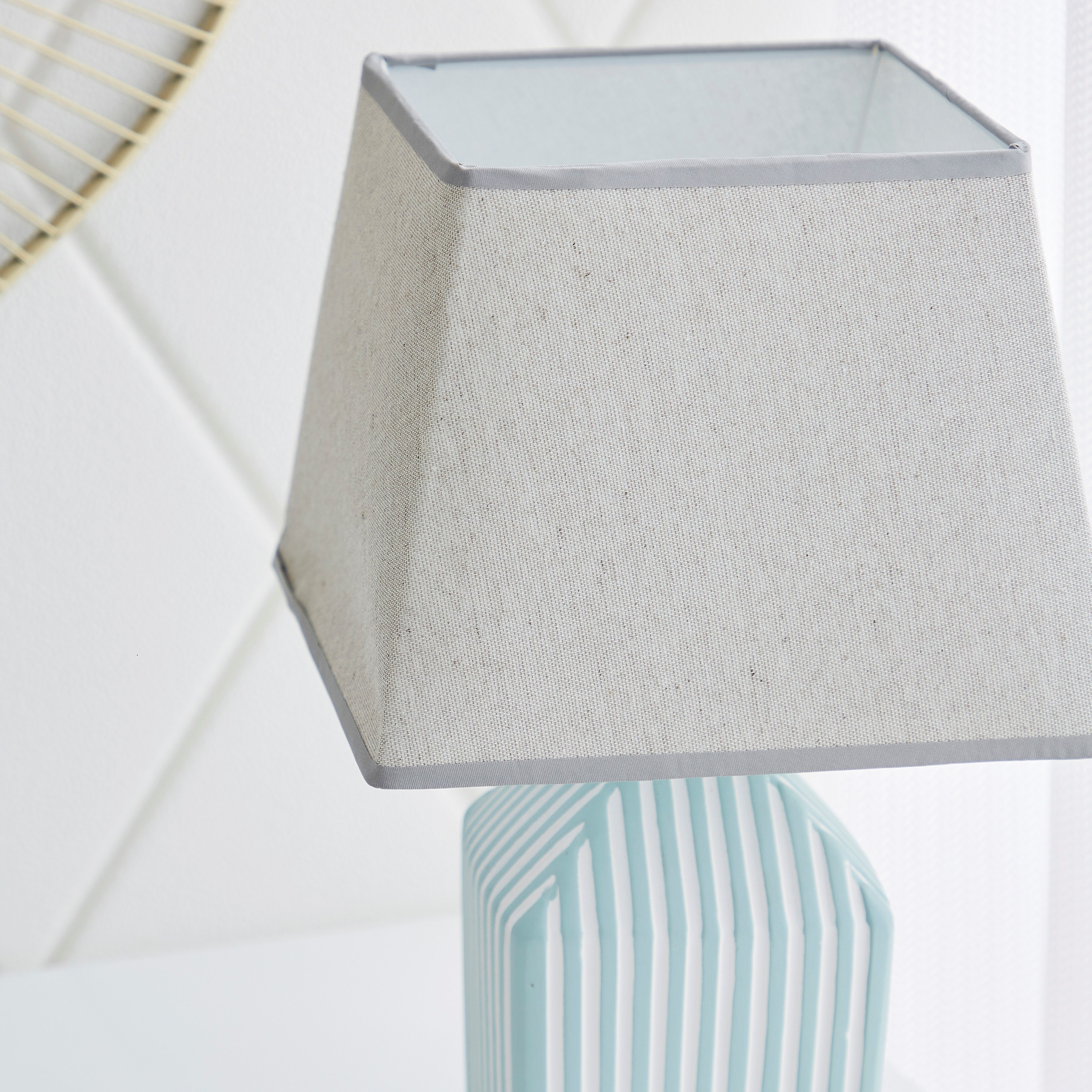 مصباح طاولة بقاعدة سيراميك مضلعة من سكايلار - 23x23x38 سم-hbxlivingroom-lighting-tablelamps-image-3