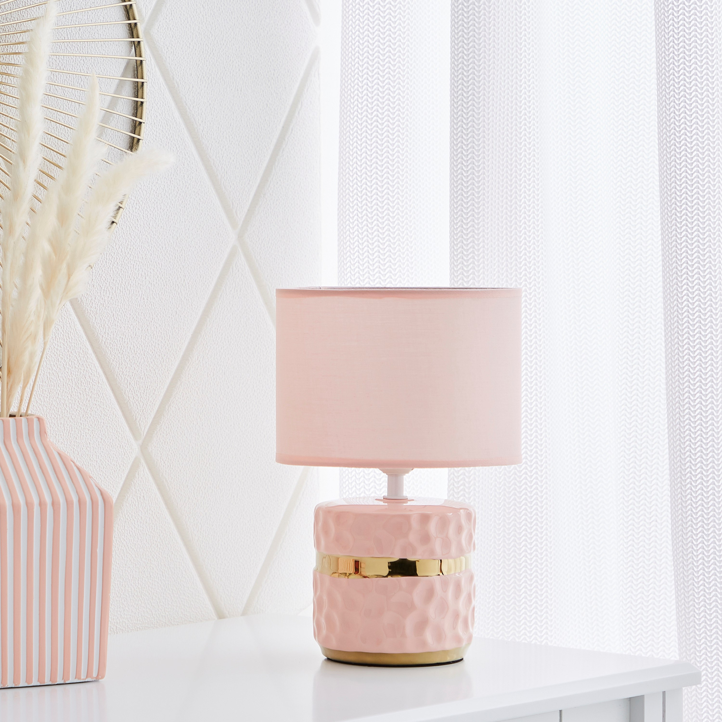 مصباح طاولة سيراميك بحزام ذهبي من سكايلار - 20x20x31 سم-hbxlivingroom-lighting-tablelamps-image-1