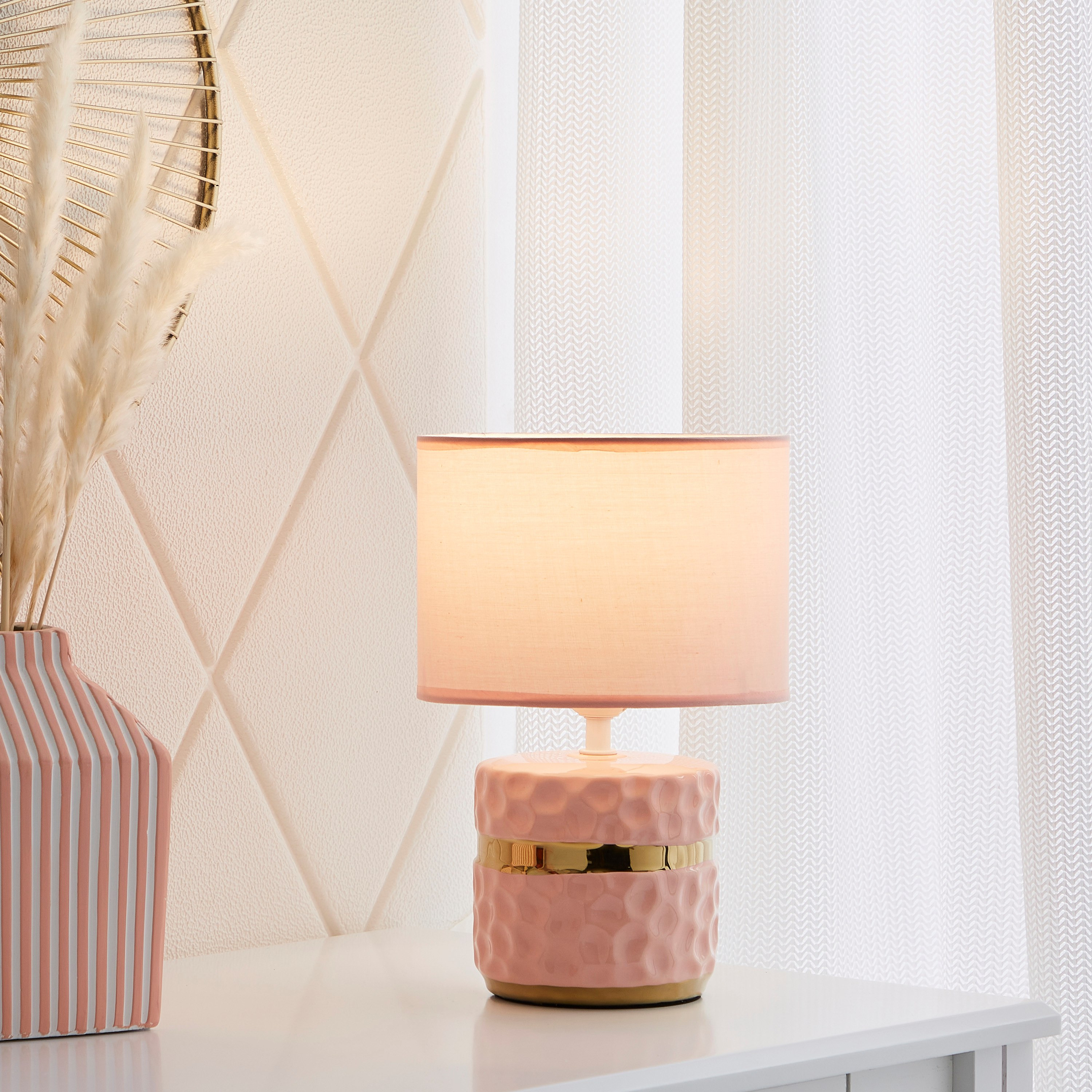 مصباح طاولة سيراميك بحزام ذهبي من سكايلار - 20x20x31 سم-hbxlivingroom-lighting-tablelamps-image-2
